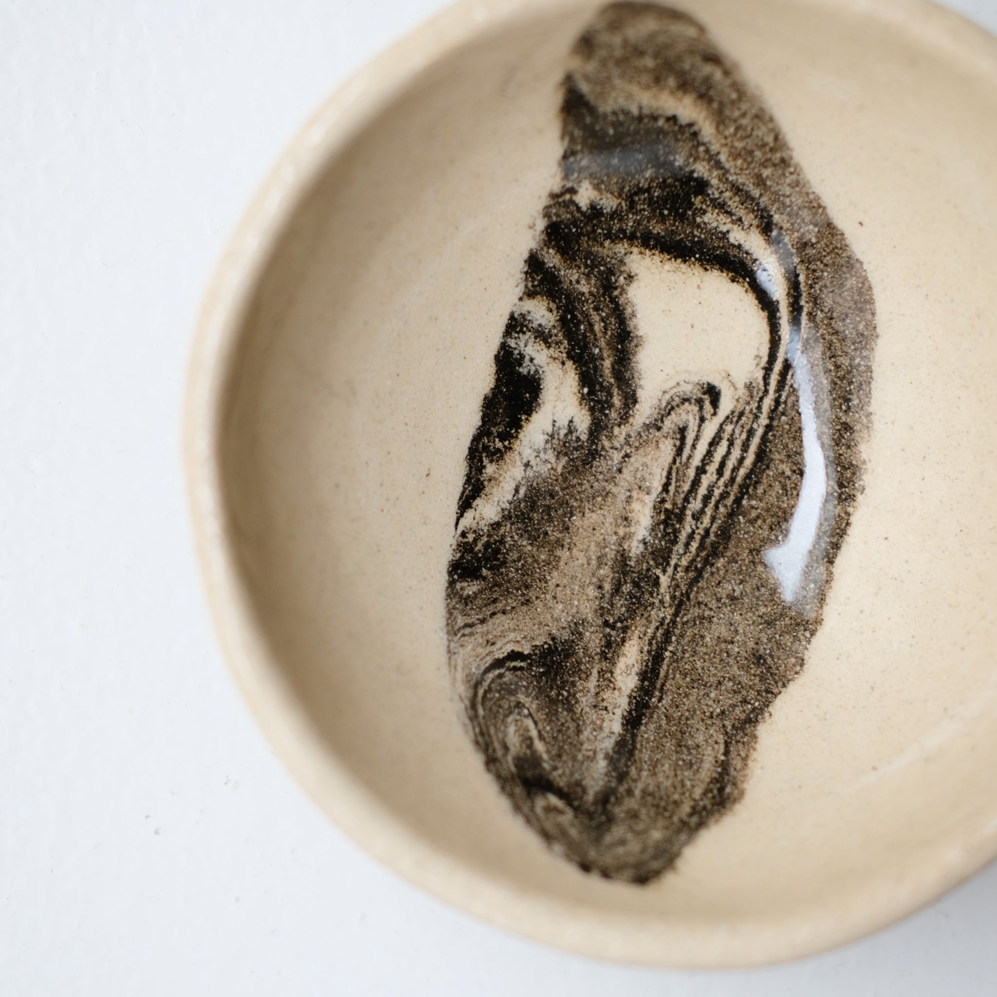 Bol D 13cm en terres mêlées - noir et beige de Léa Baldassari chez Brutal Ceramics