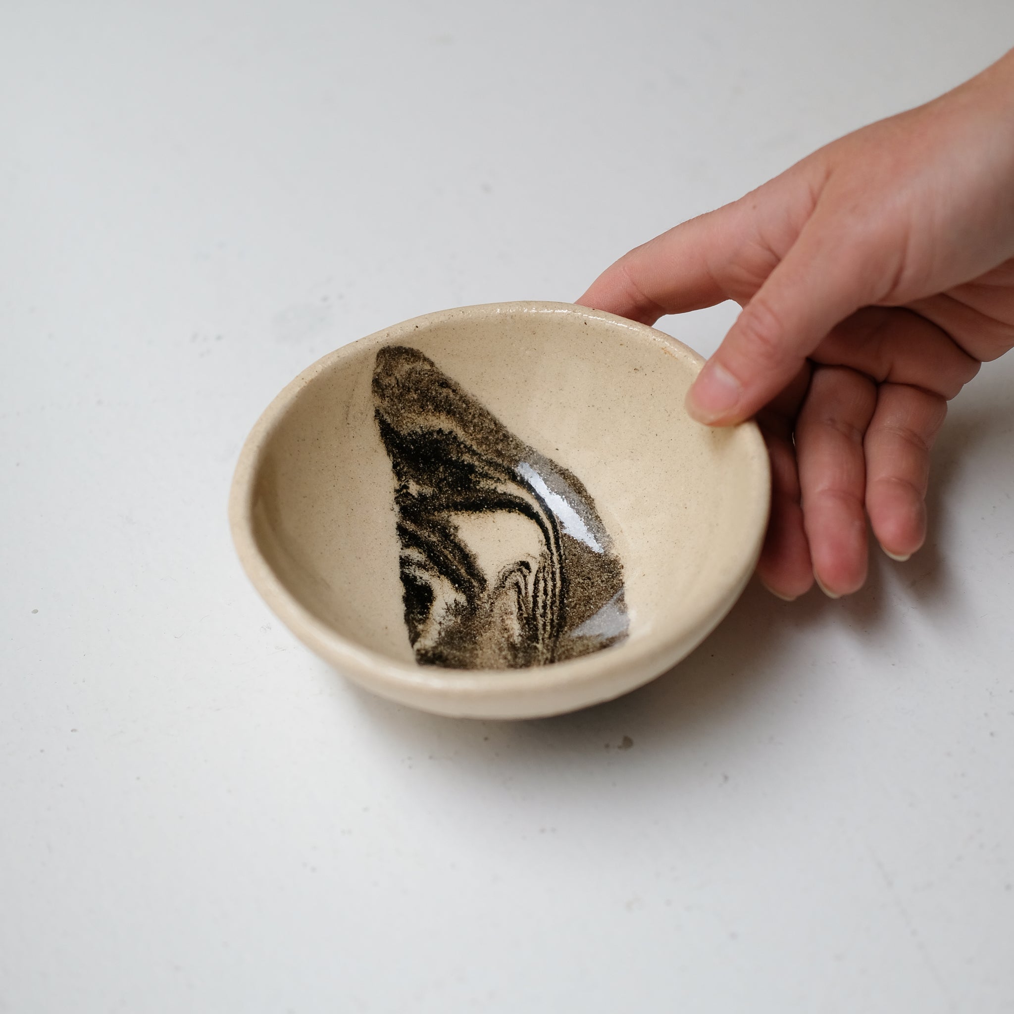 Bol D 13cm en terres mêlées - noir et beige de Léa Baldassari chez Brutal Ceramics