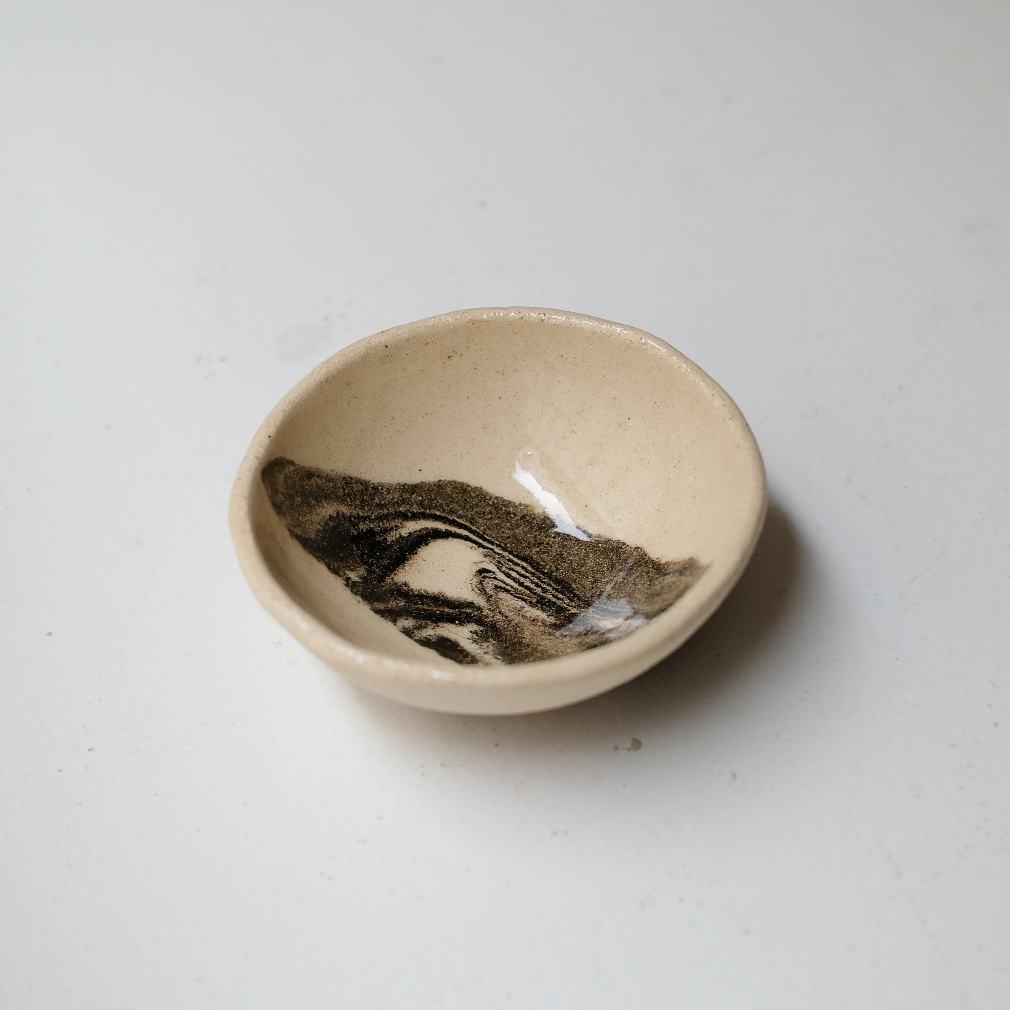 Bol D 13cm en terres mêlées - noir et beige de Léa Baldassari chez Brutal Ceramics