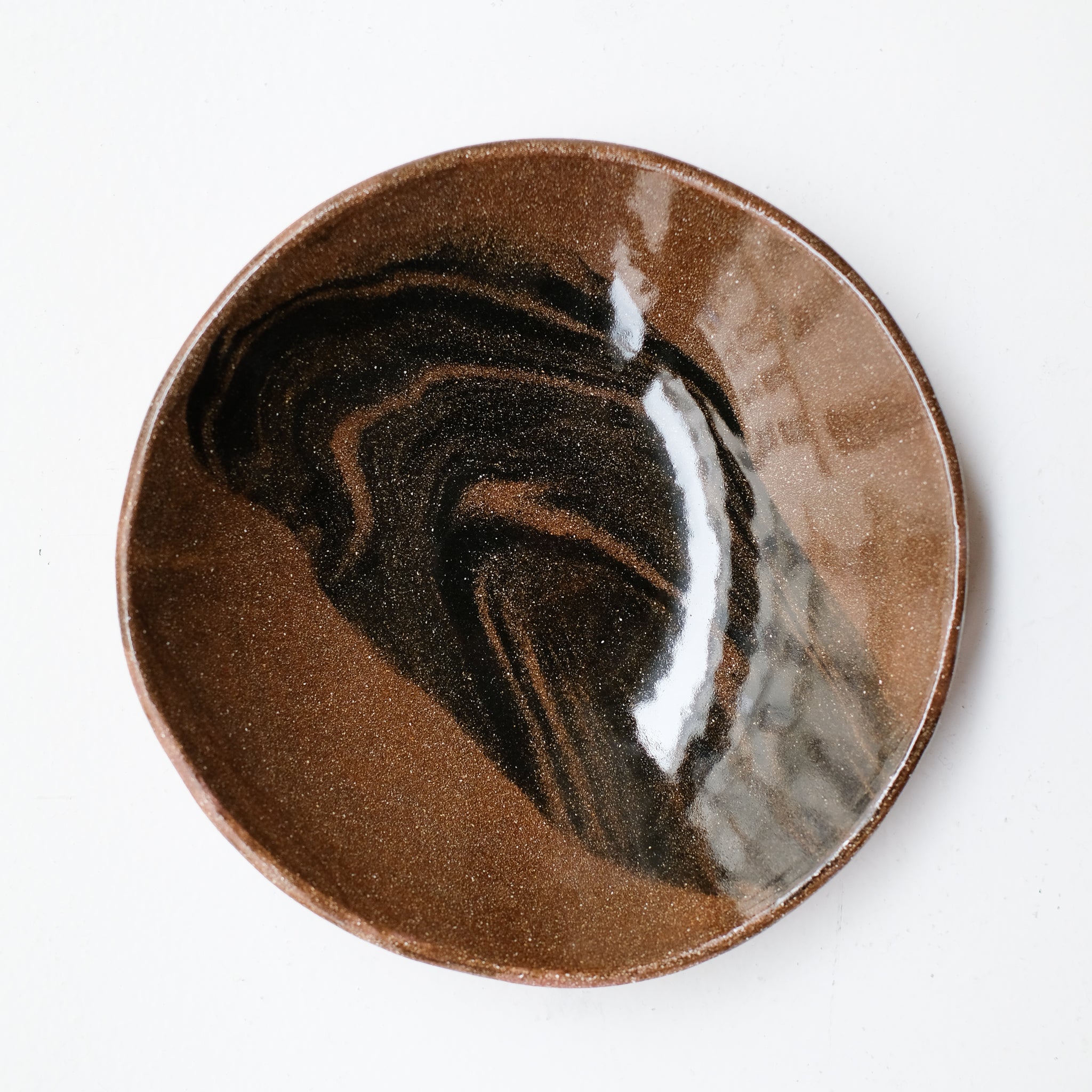 Assiette creuse D 21cm en terres mêlées - noir et brun de Léa Baldassari chez Brutal Ceramics