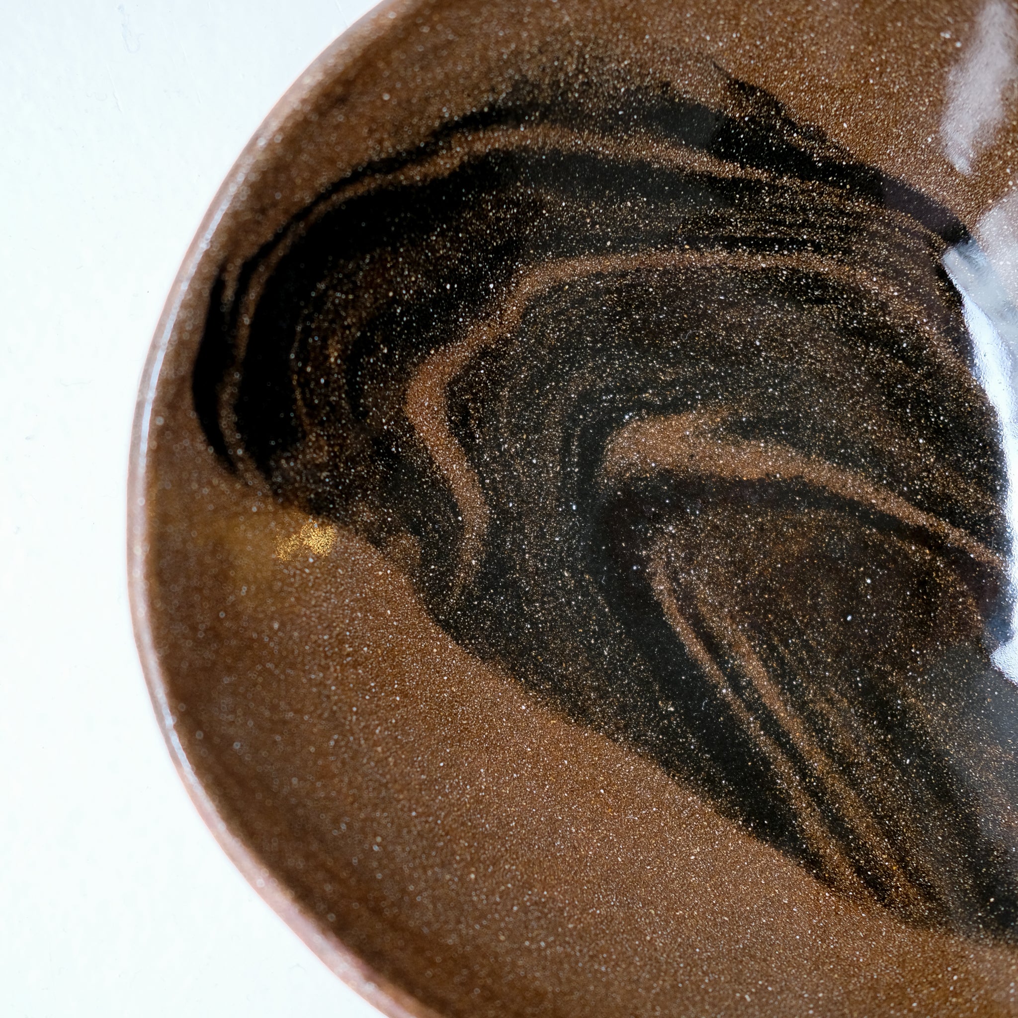 Assiette creuse D 21cm en terres mêlées - noir et brun de Léa Baldassari chez Brutal Ceramics