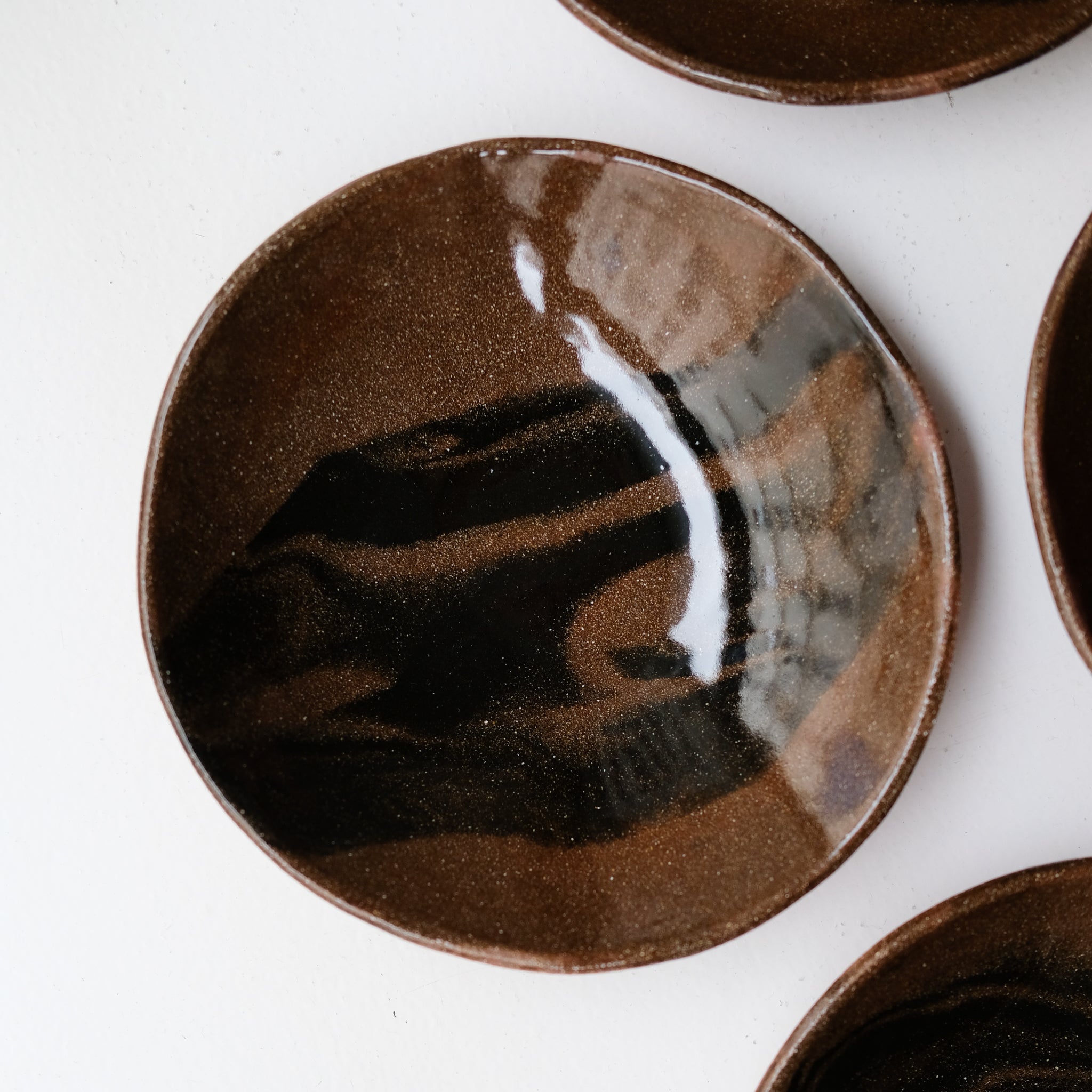 Assiette creuse D 21cm en terres mêlées - noir et brun de Léa Baldassari chez Brutal Ceramics