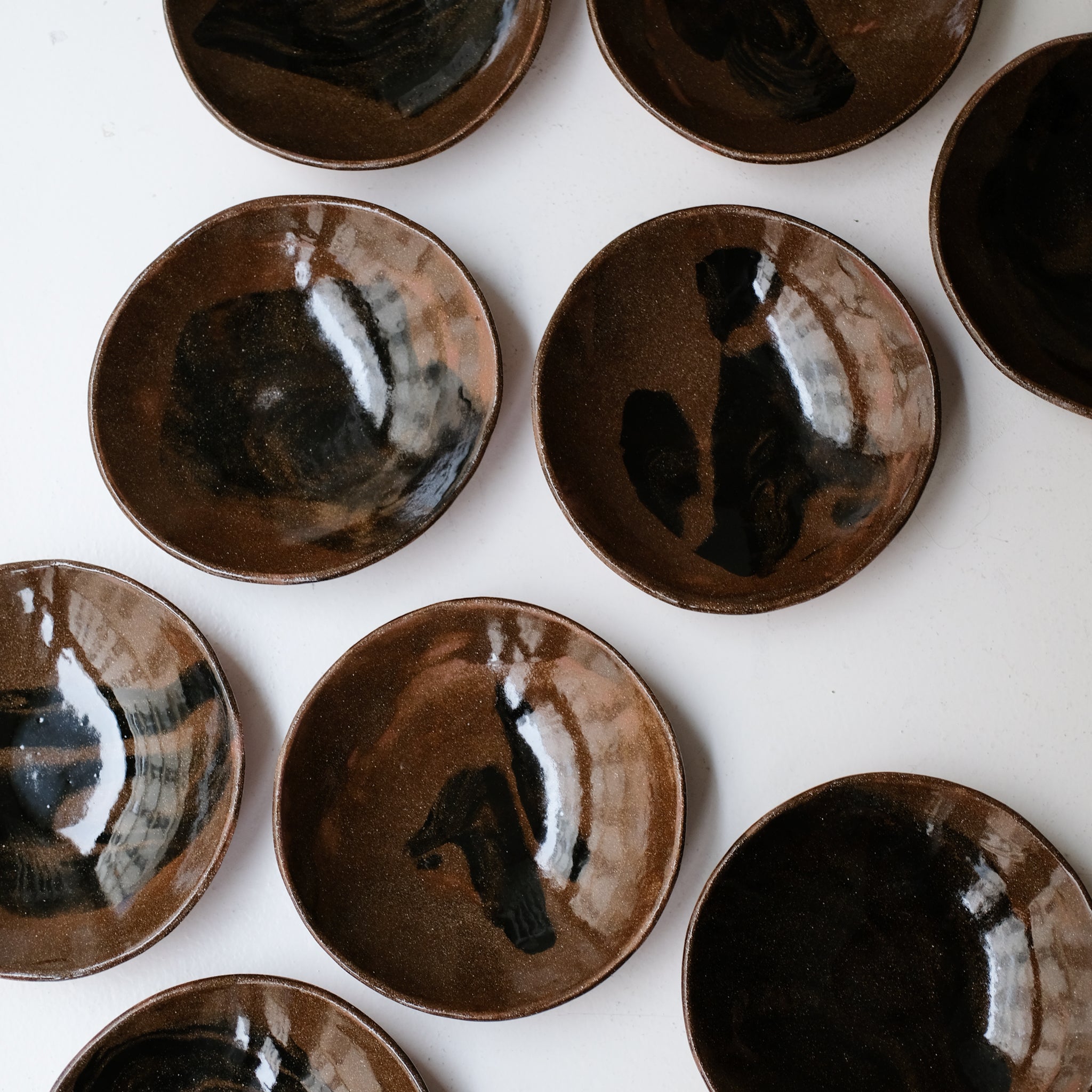 Assiette creuse D 21cm en terres mêlées - noir et brun de Léa Baldassari chez Brutal Ceramics