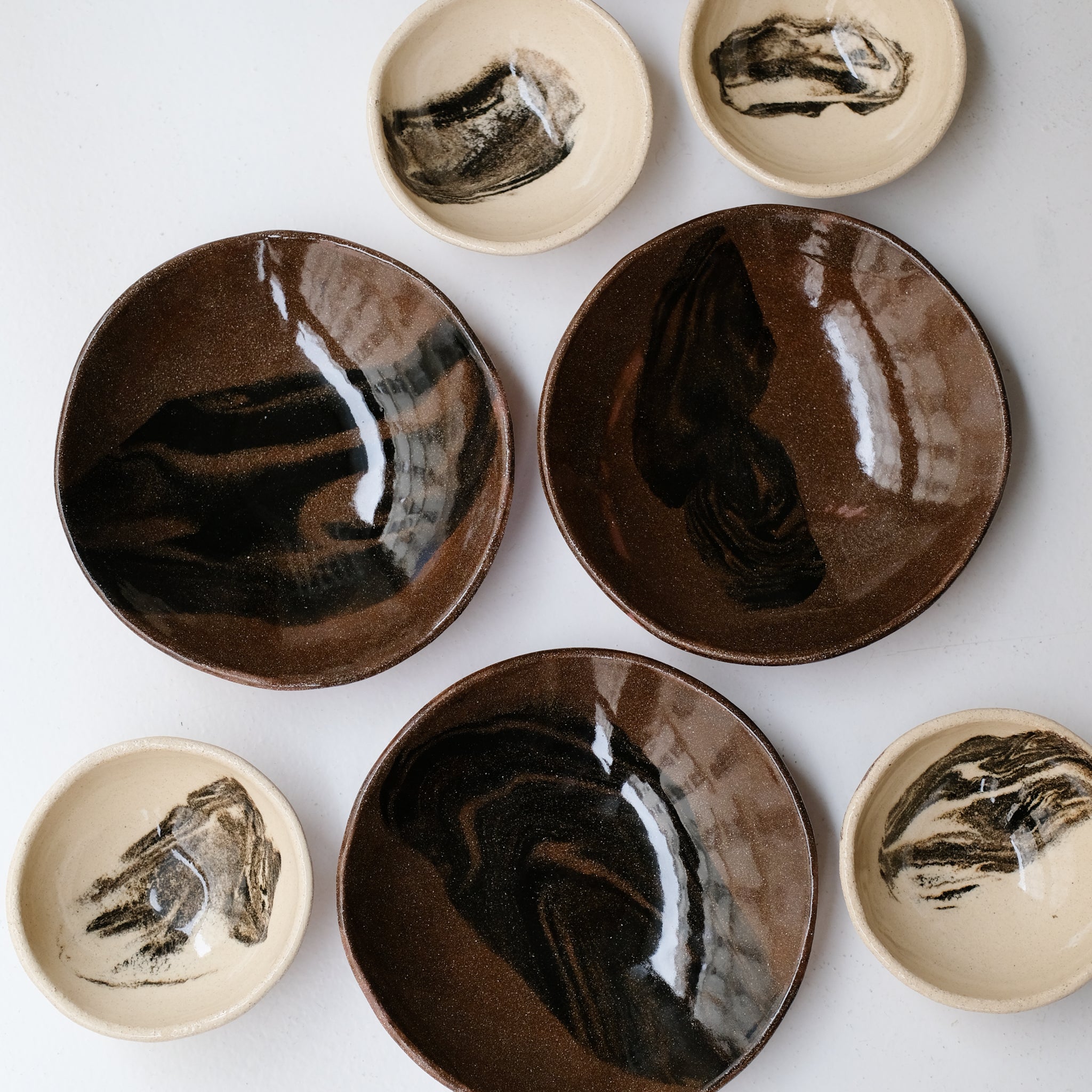 Assiette creuse D 21cm en terres mêlées - noir et brun de Léa Baldassari chez Brutal Ceramics