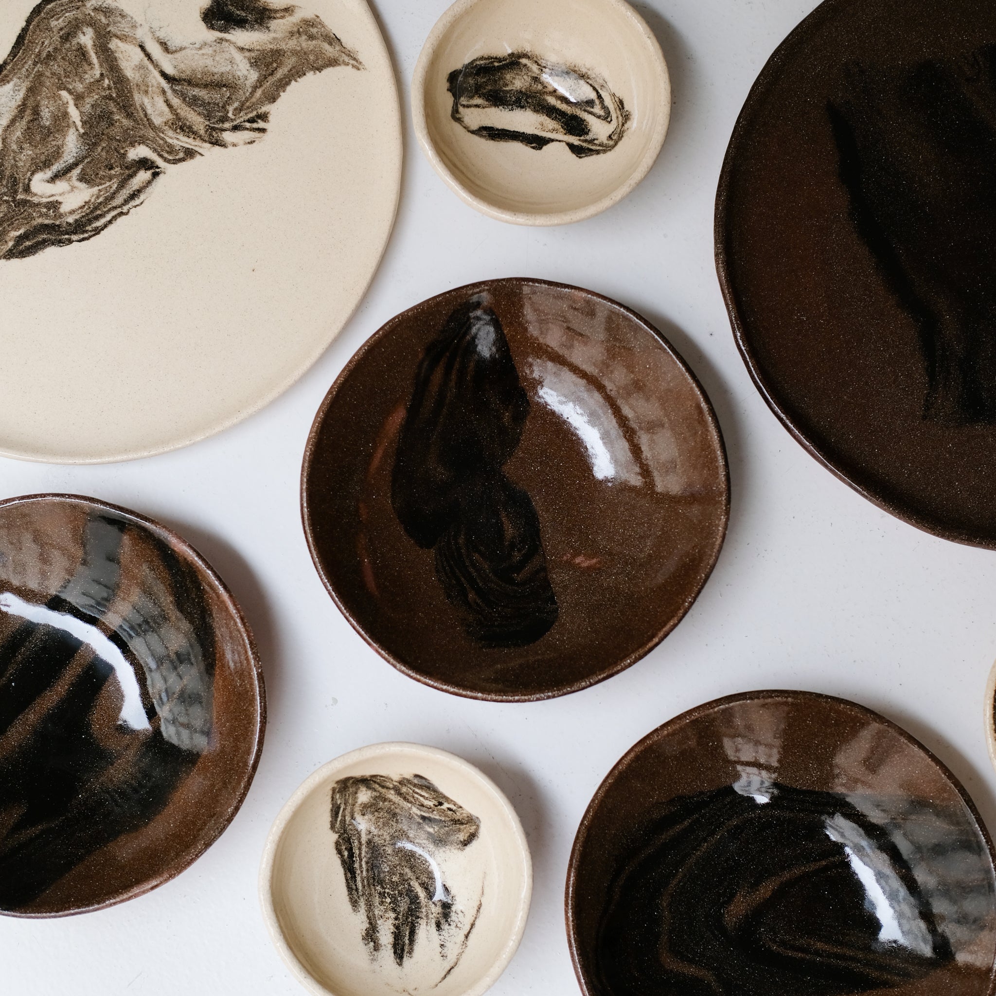 Assiette creuse D 21cm en terres mêlées - noir et brun de Léa Baldassari chez Brutal Ceramics