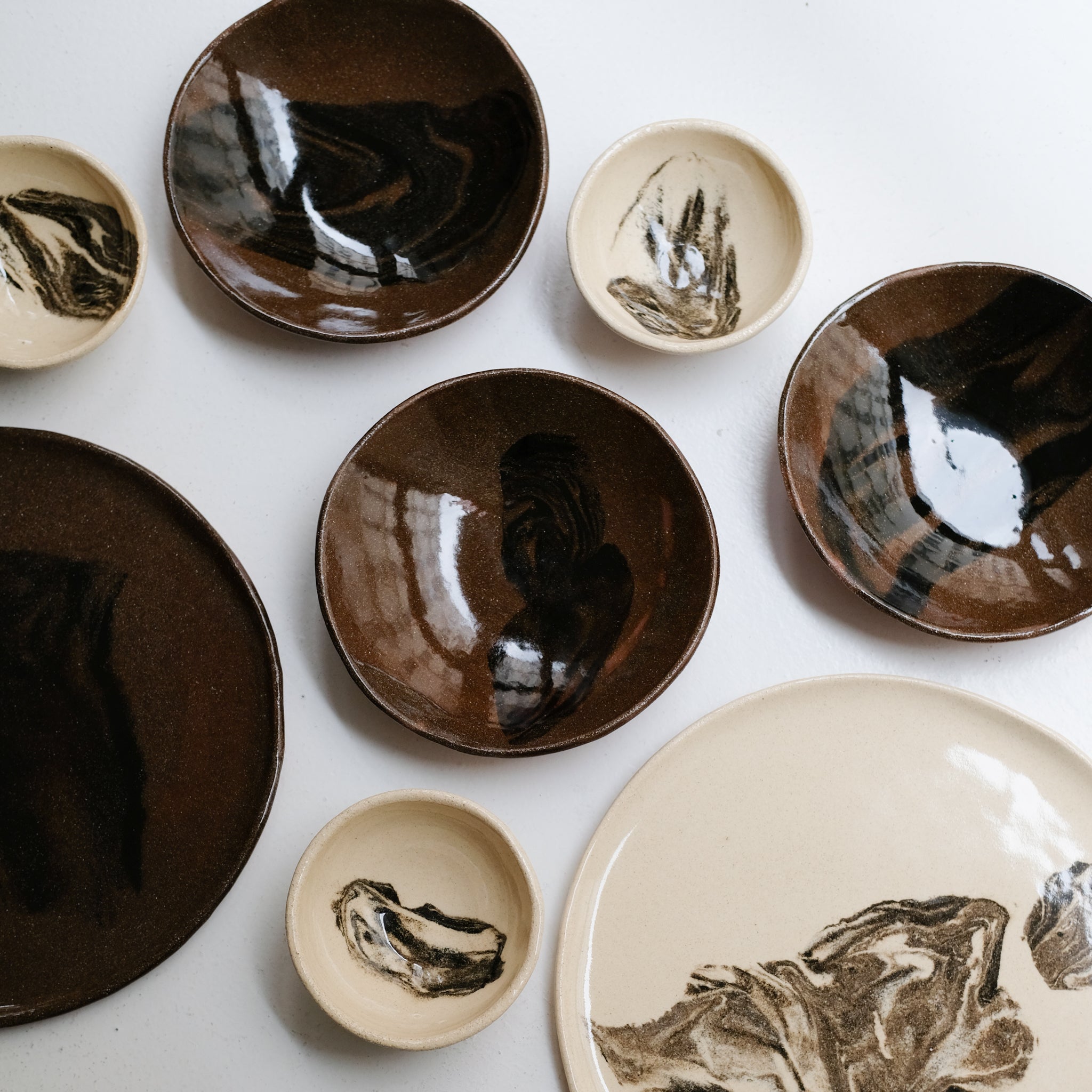 Assiette creuse D 21cm en terres mêlées - noir et brun de Léa Baldassari chez Brutal Ceramics