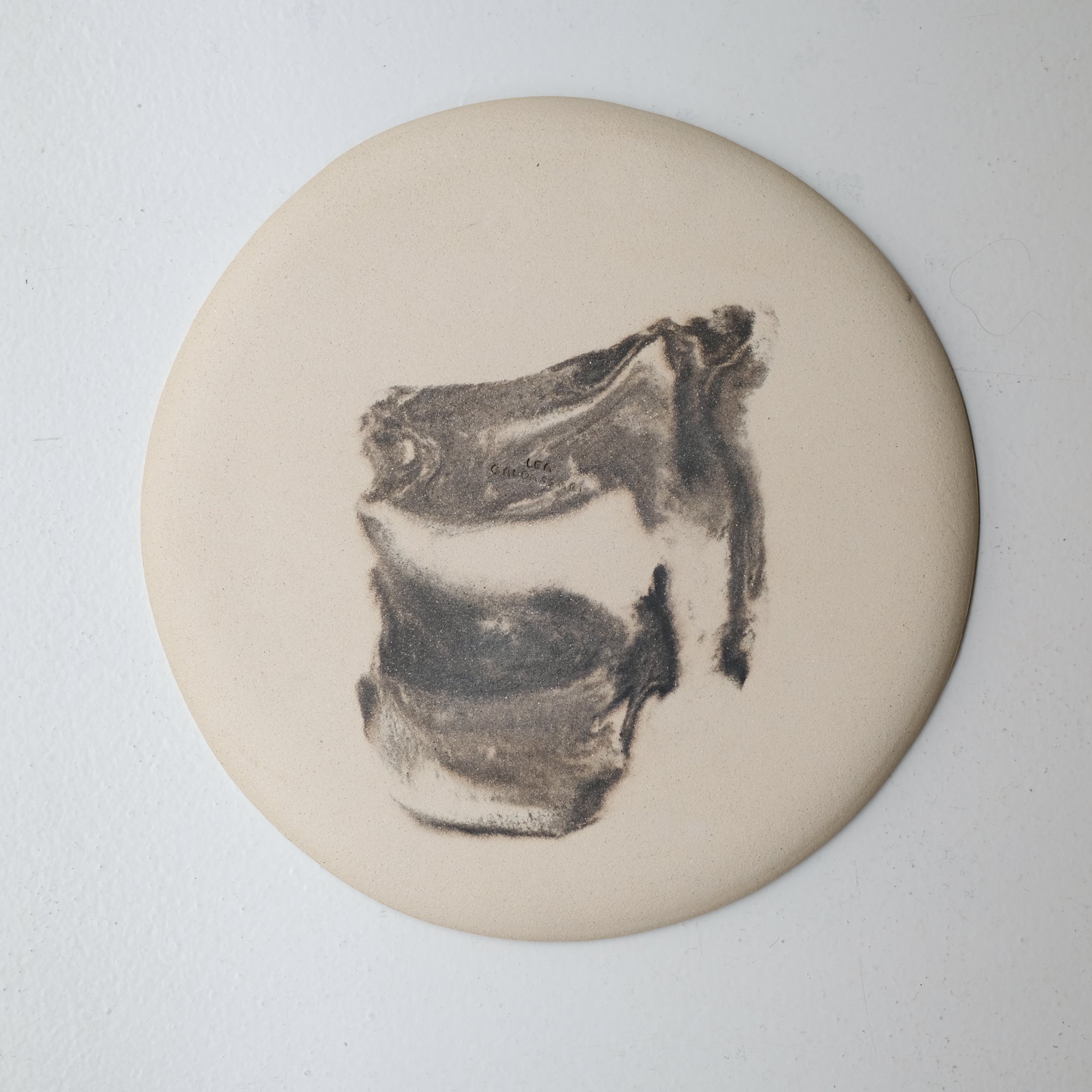 Plat rond D 32cm en terres mêlées - noir et beige de Léa Baldassari chez Brutal Ceramics