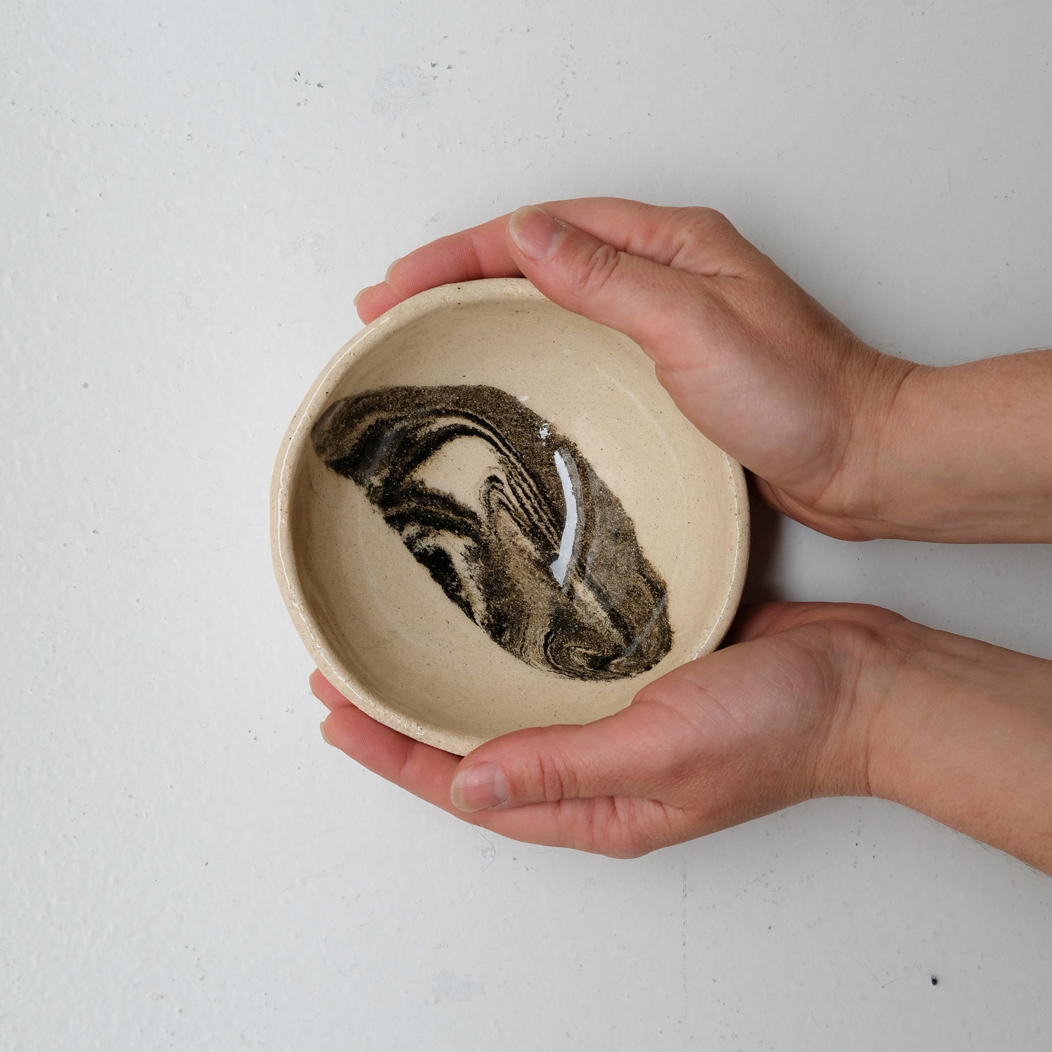Bol D 13cm en terres mêlées - noir et beige de Léa Baldassari chez Brutal Ceramics