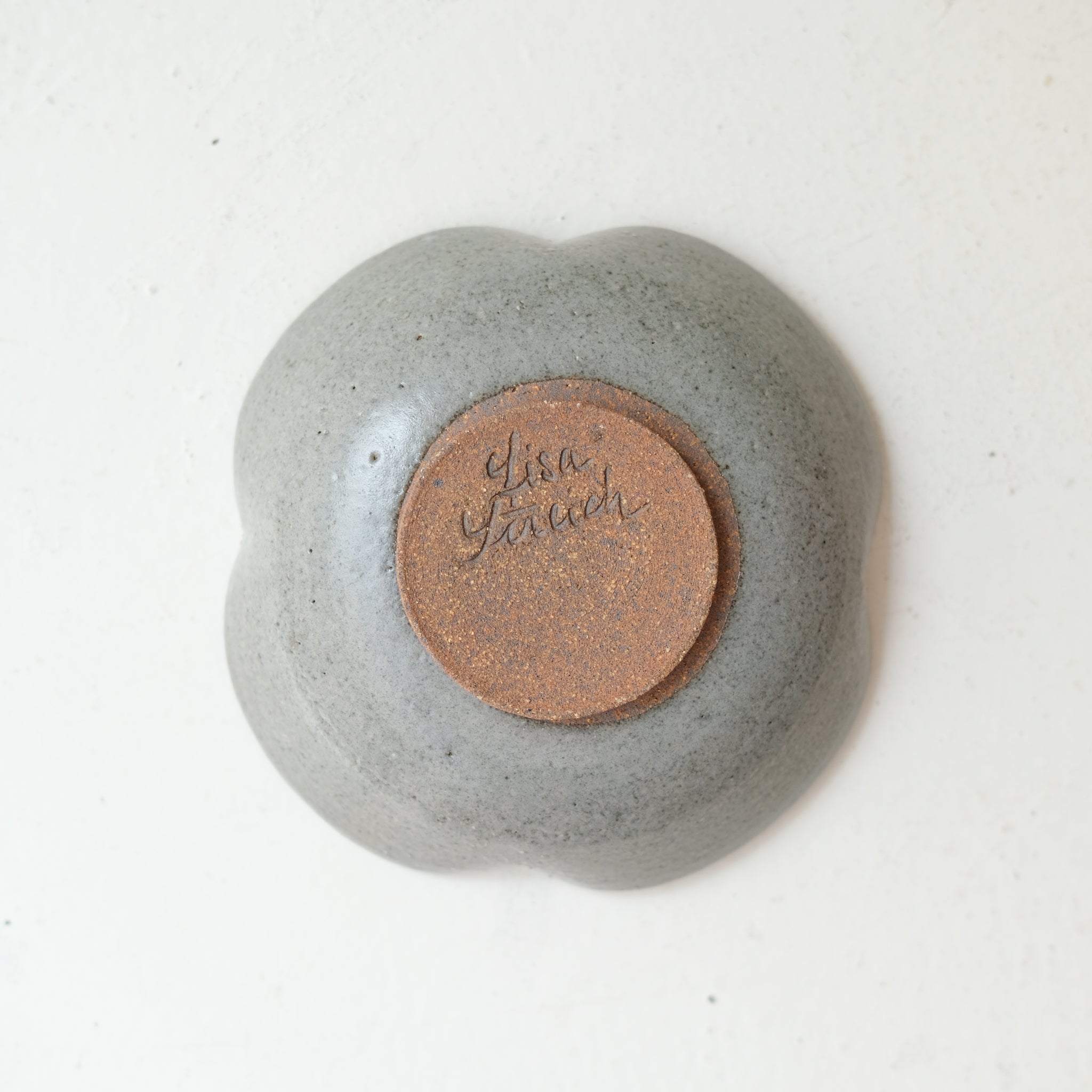 Coupelle "trèfle" en grès D 12,5cm - gris clair pois de Lisa Streich chez Brutal Ceramics