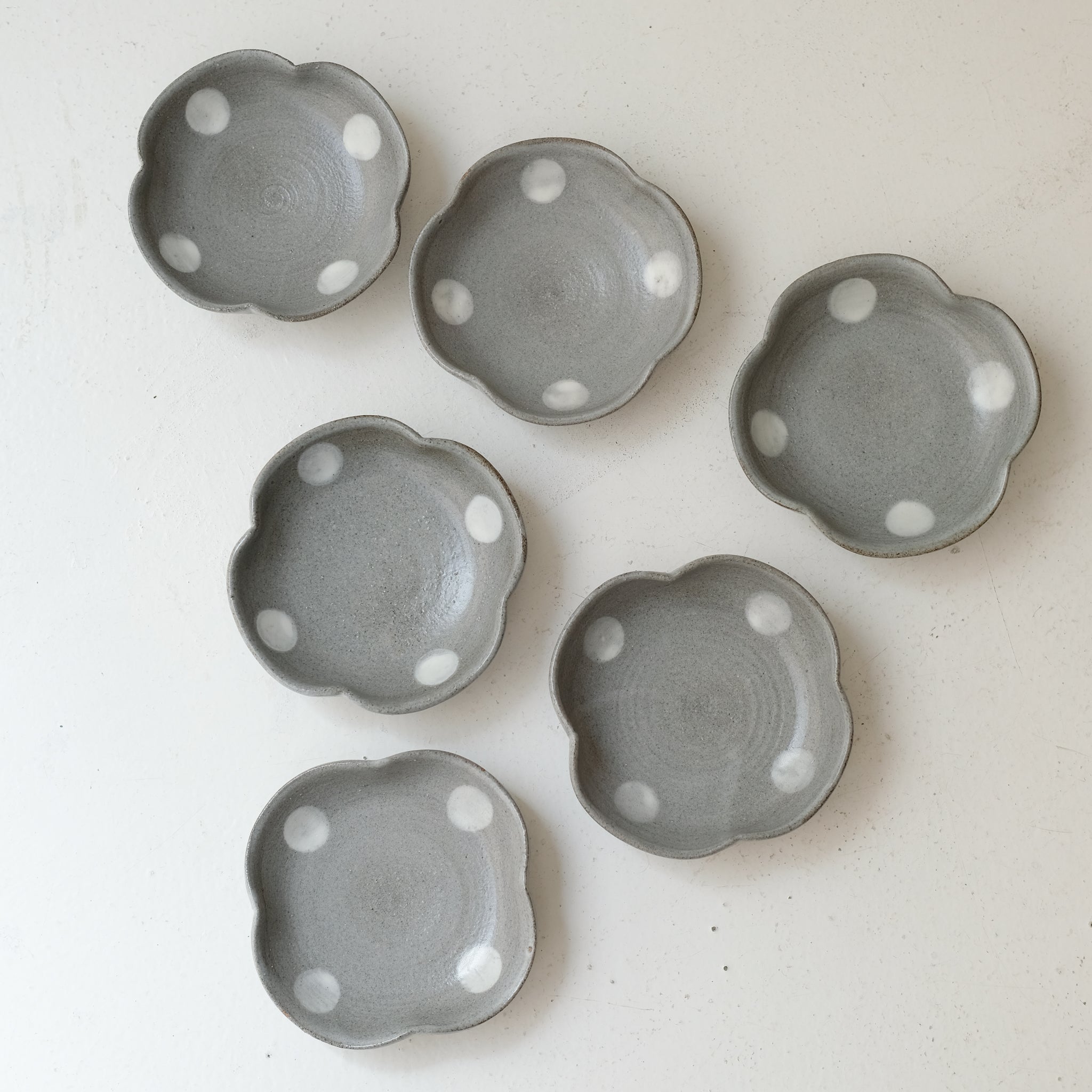 Coupelle "trèfle" en grès D 12,5cm - gris clair pois de Lisa Streich chez Brutal Ceramics