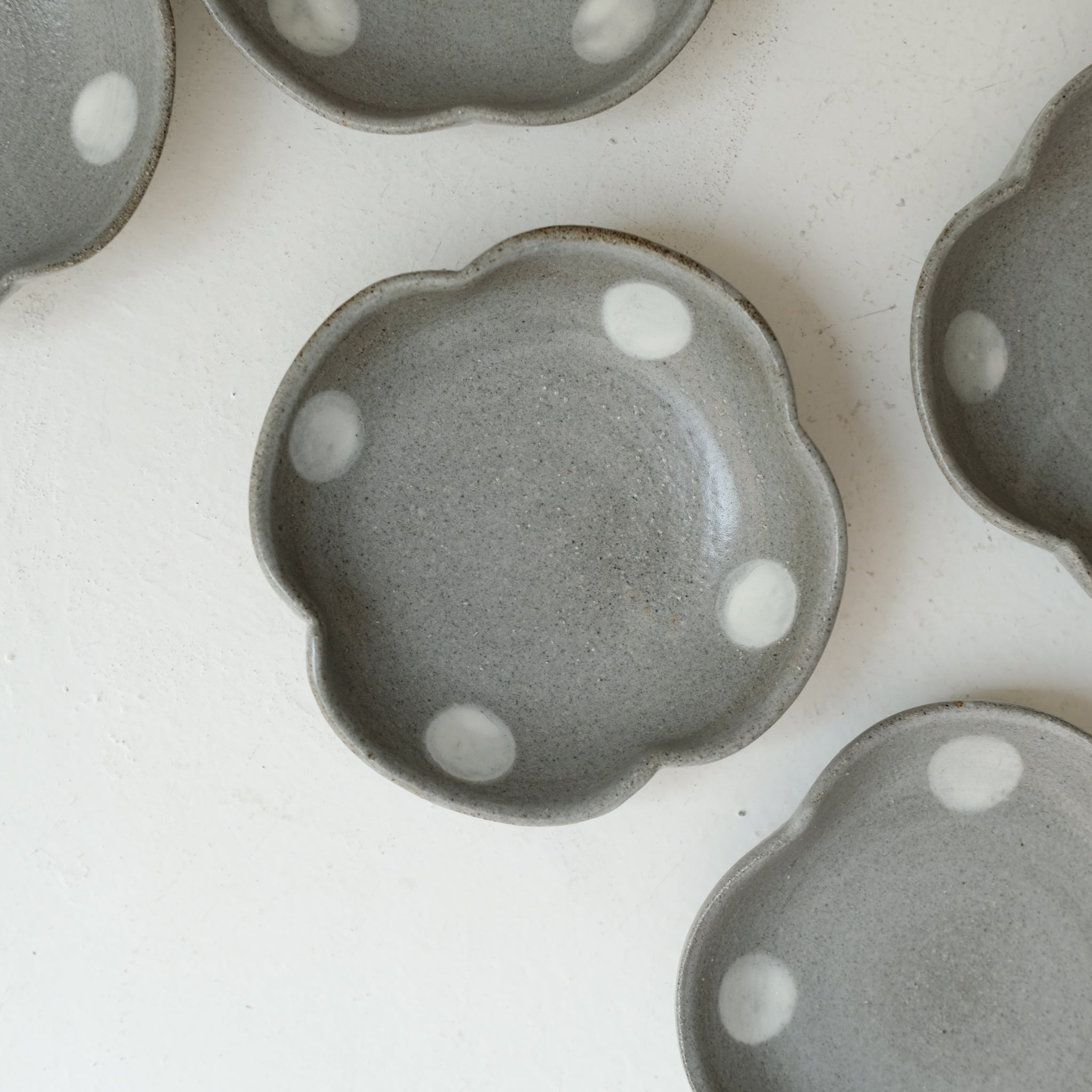 Coupelle "trèfle" en grès D 12,5cm - gris clair pois de Lisa Streich chez Brutal Ceramics