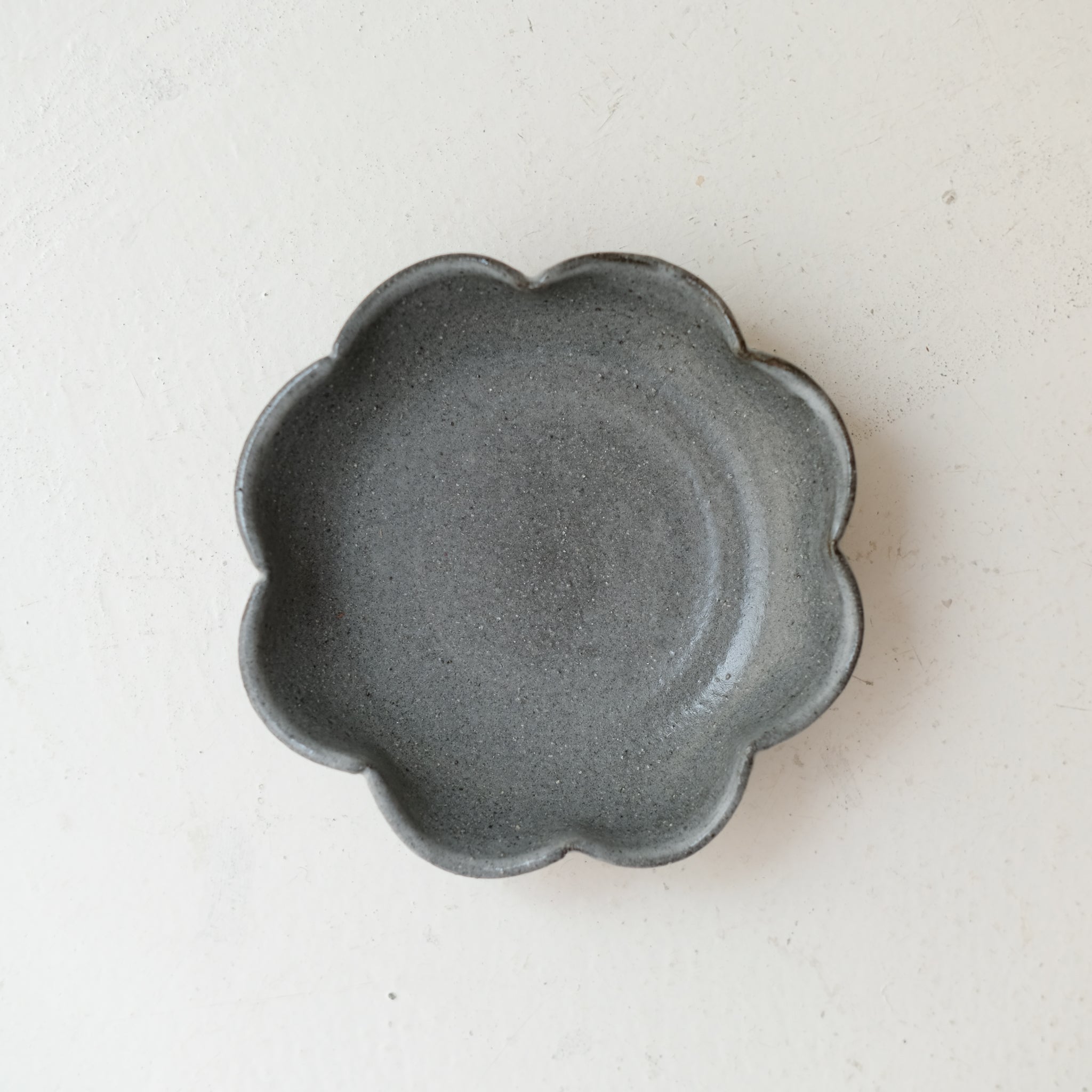 Coupelle "fleurs" en grès D 12,5cm - gris foncé de Lisa Streich chez Brutal Ceramics