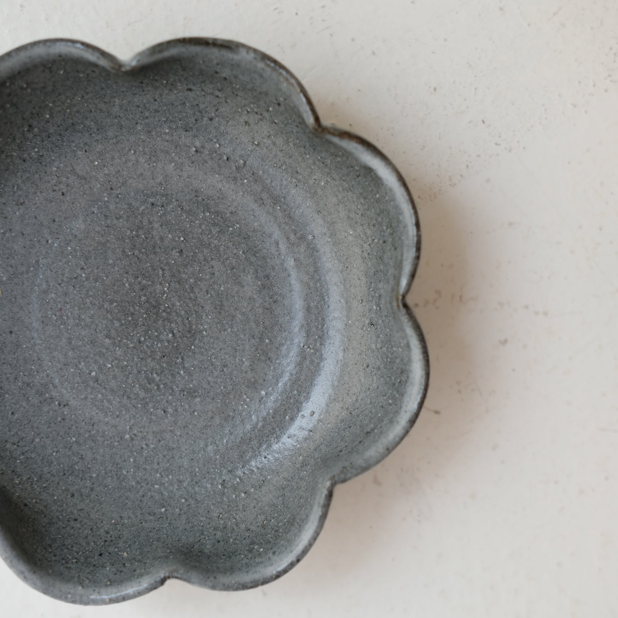 Coupelle "fleurs" en grès D 12,5cm - gris foncé de Lisa Streich chez Brutal Ceramics