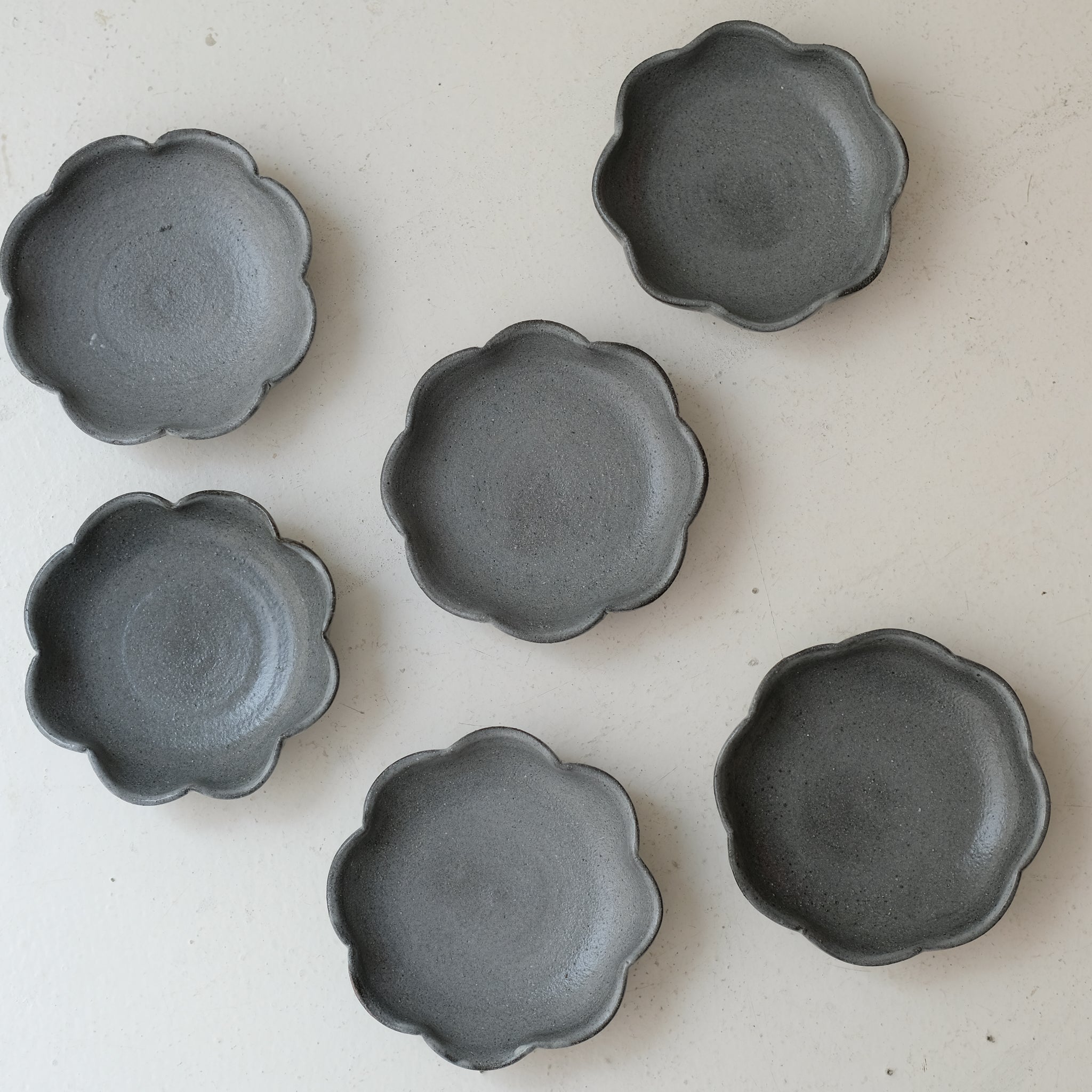 Coupelle "fleurs" en grès D 12,5cm - gris foncé de Lisa Streich chez Brutal Ceramics