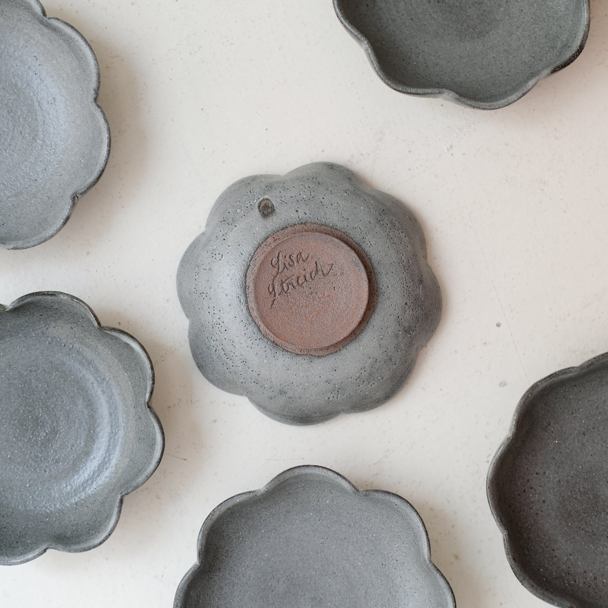 Coupelle "fleurs" en grès D 12,5cm - gris foncé de Lisa Streich chez Brutal Ceramics