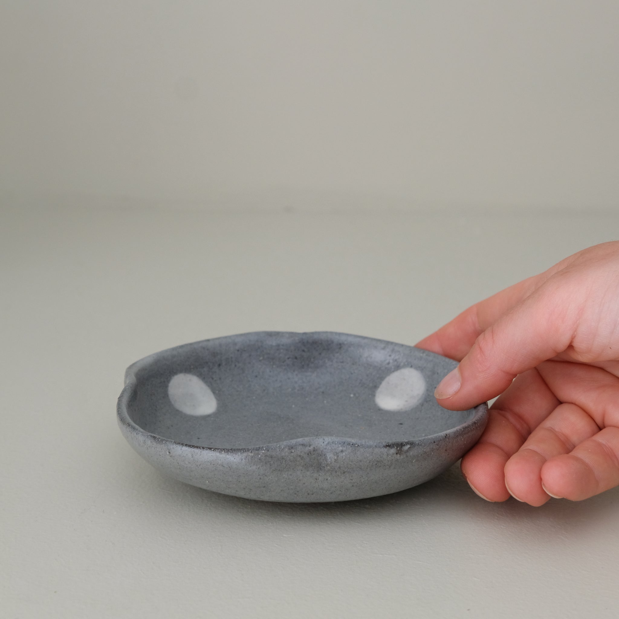 Coupelle "trèfle" en grès D 12,5cm - gris foncé pois de Lisa Streich chez Brutal Ceramics