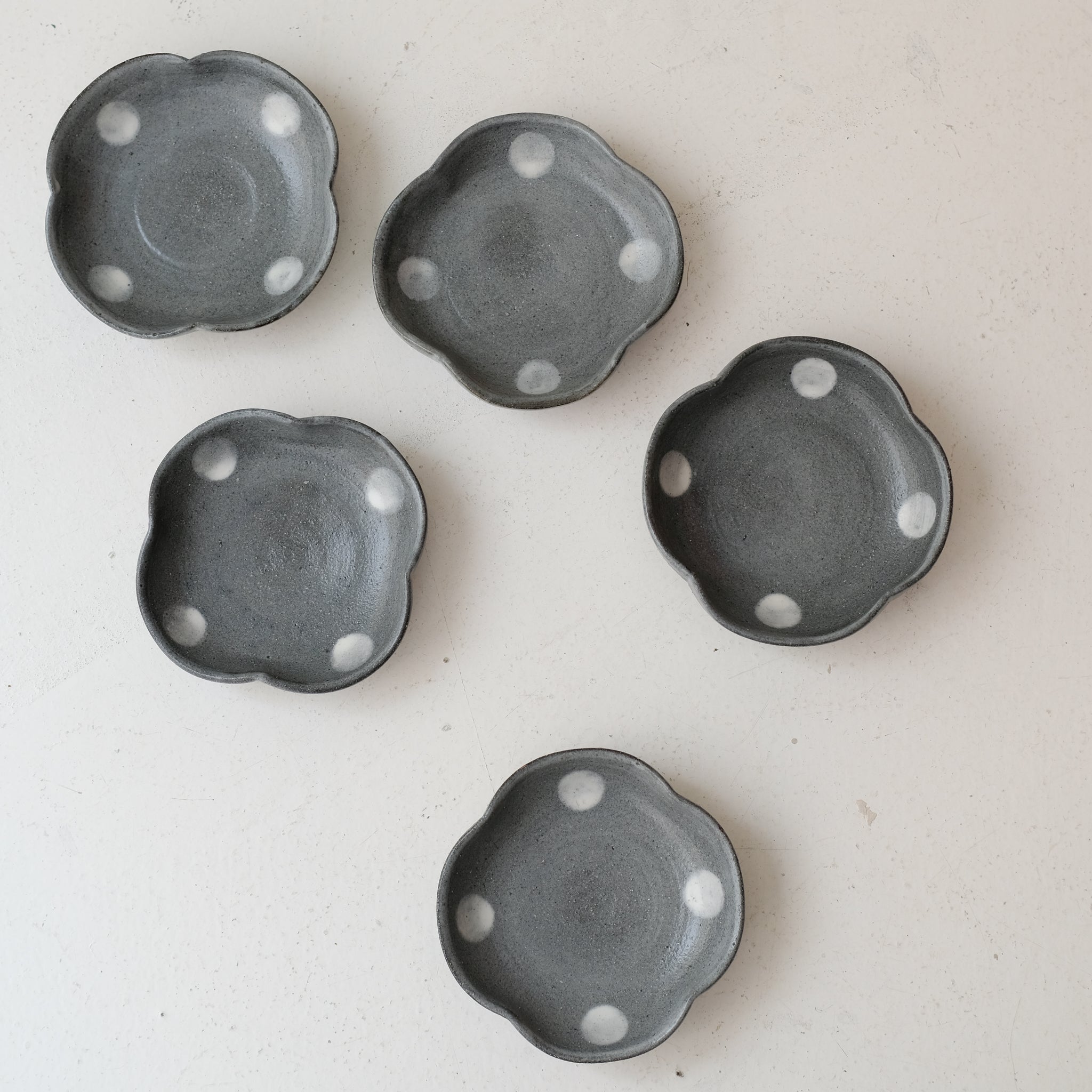 Coupelle "trèfle" en grès D 12,5cm - gris foncé pois de Lisa Streich chez Brutal Ceramics