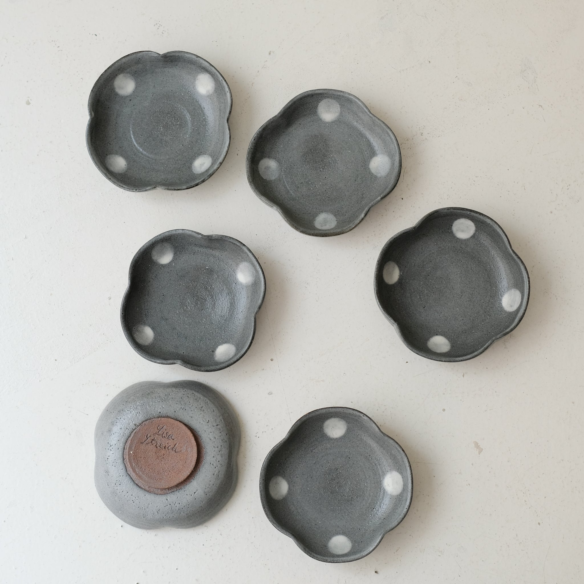 Coupelle "trèfle" en grès D 12,5cm - gris foncé pois de Lisa Streich chez Brutal Ceramics