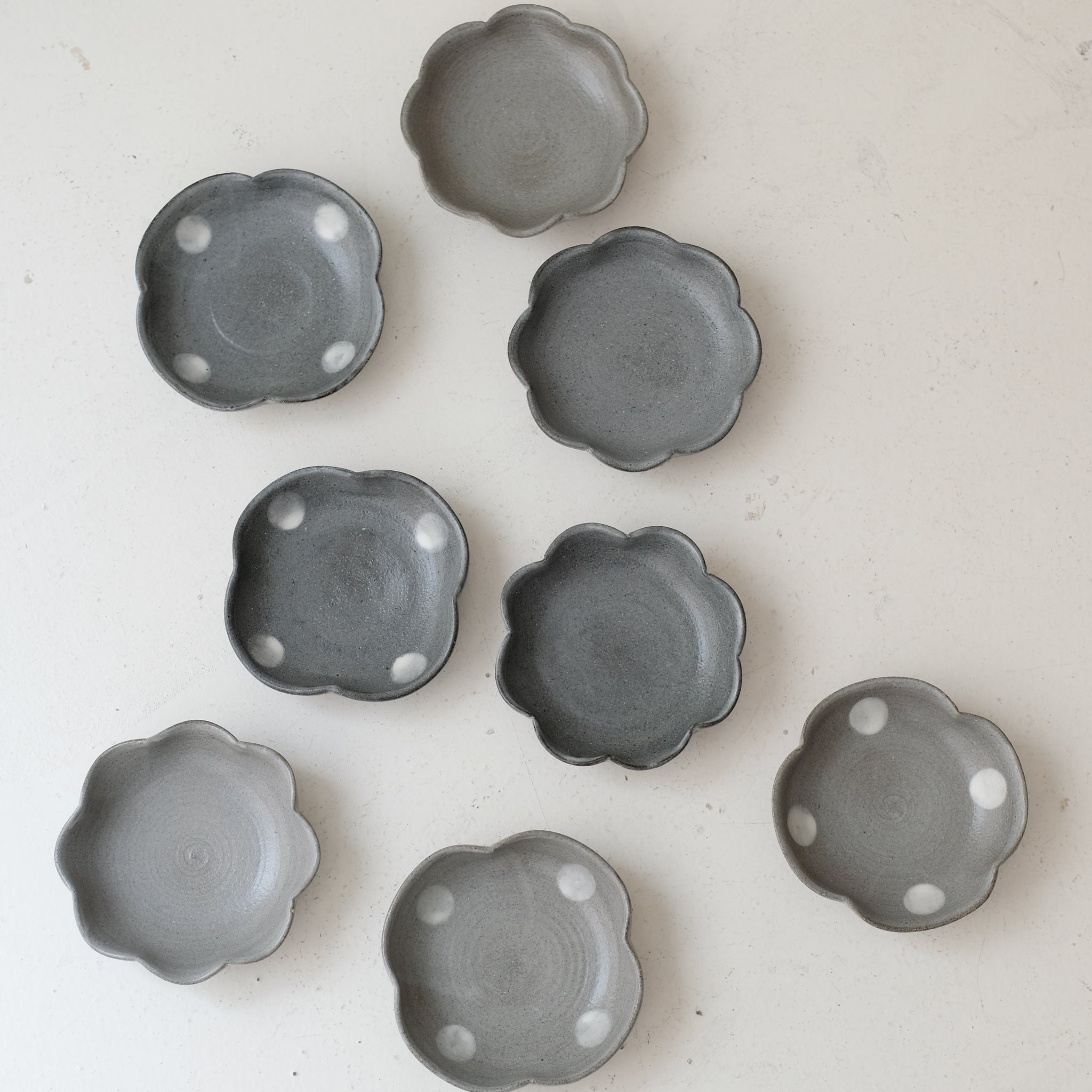 Coupelle "trèfle" en grès D 12,5cm - gris foncé pois de Lisa Streich chez Brutal Ceramics