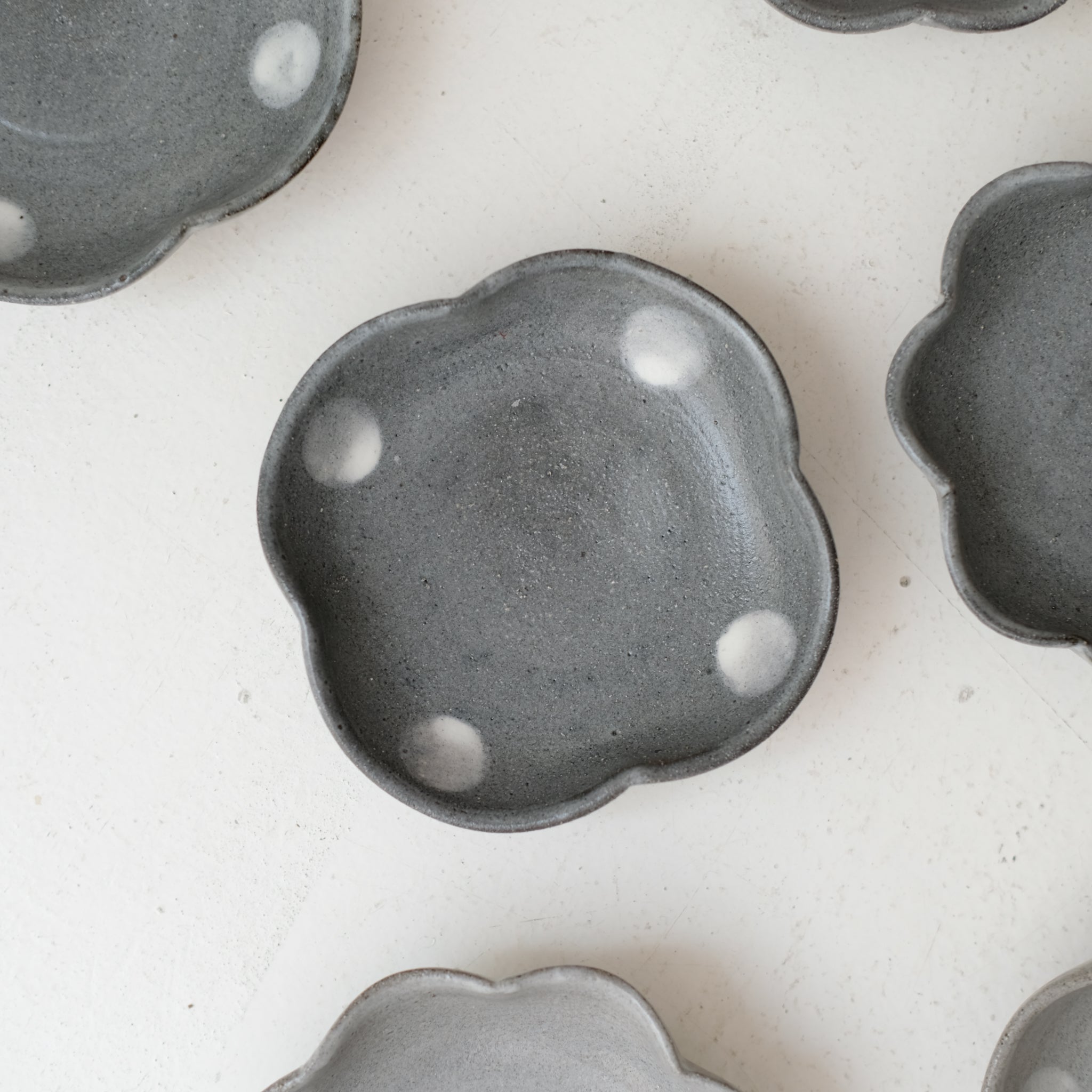 Coupelle "trèfle" en grès D 12,5cm - gris foncé pois de Lisa Streich chez Brutal Ceramics
