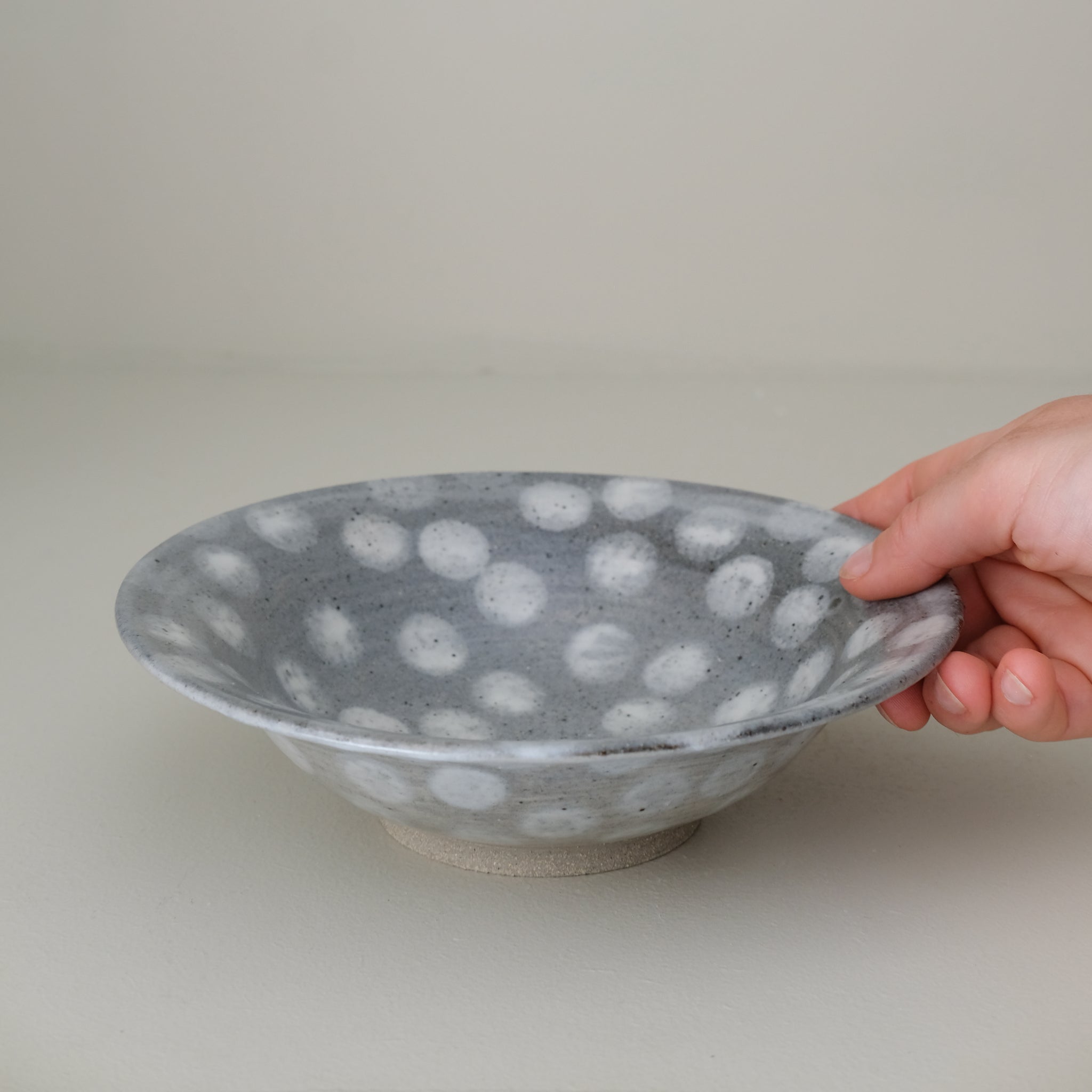 Assiette creuse en grès D 19,5cm - pois de Lisa Streich chez Brutal Ceramics