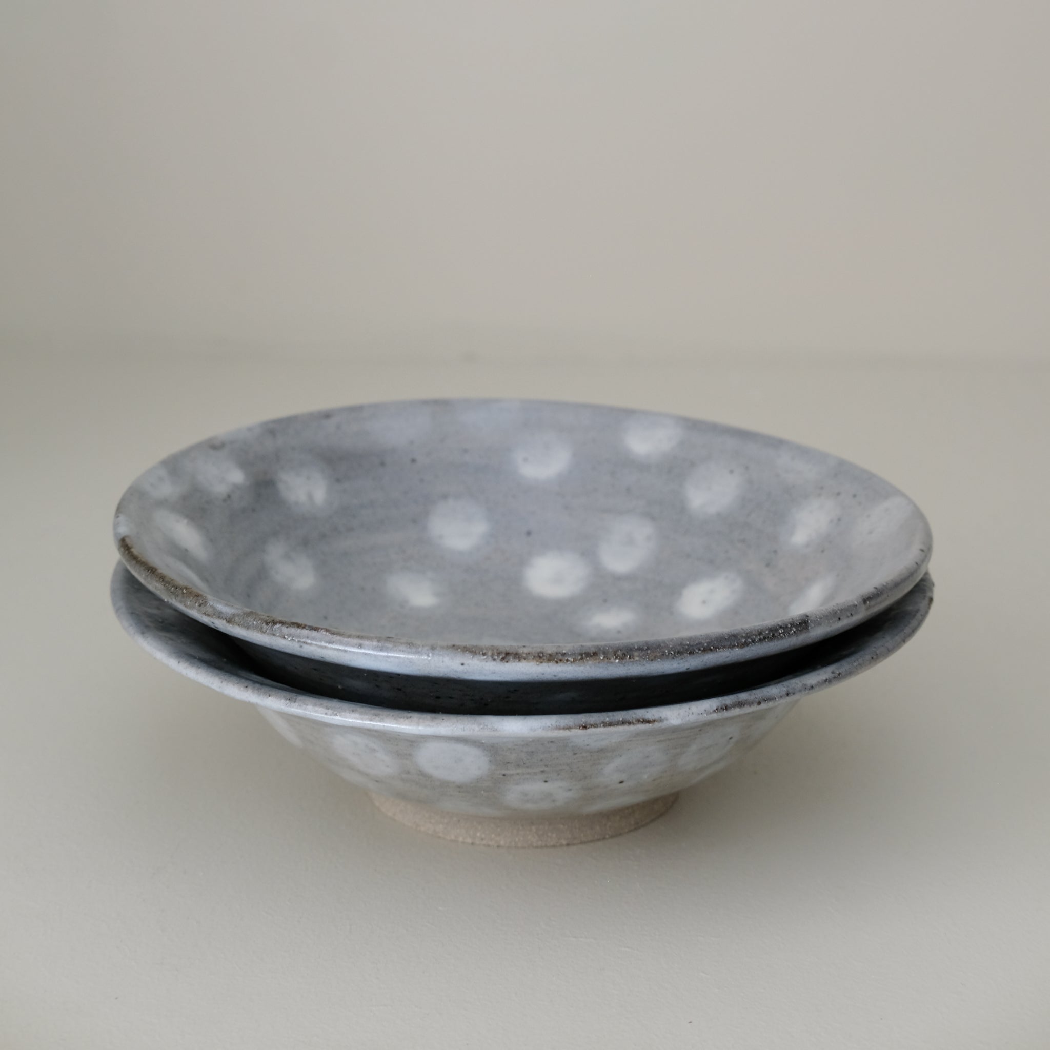 Assiette creuse en grès D 19,5cm - pois de Lisa Streich chez Brutal Ceramics