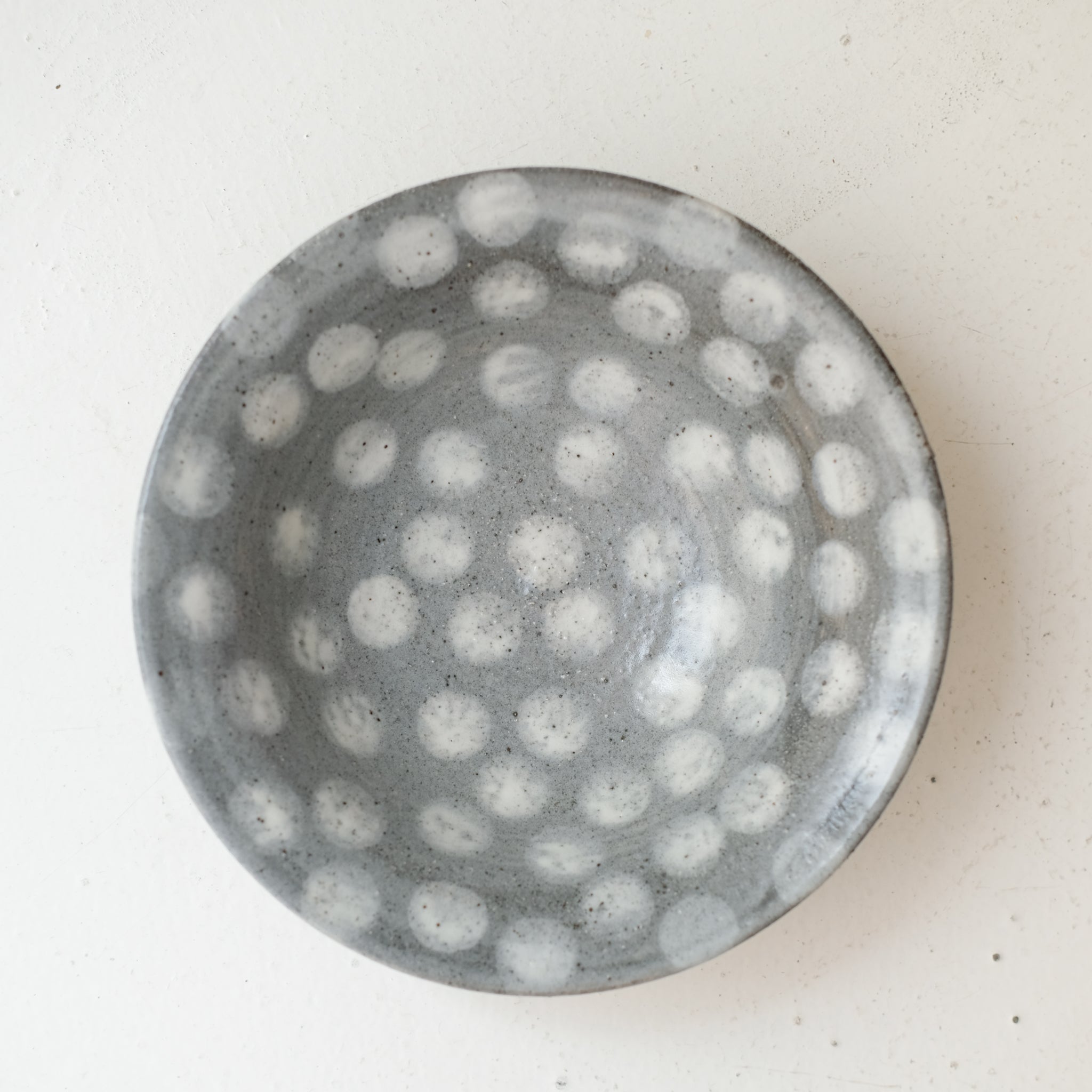 Assiette creuse en grès D 19,5cm - pois de Lisa Streich chez Brutal Ceramics