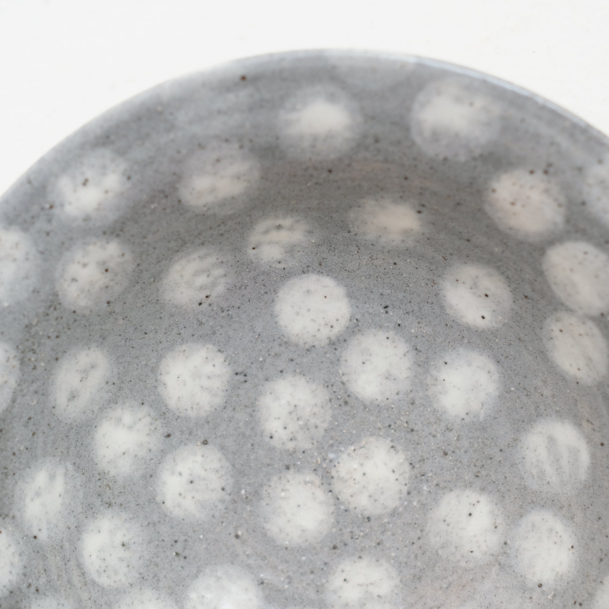 Assiette creuse en grès D 19,5cm - pois de Lisa Streich chez Brutal Ceramics