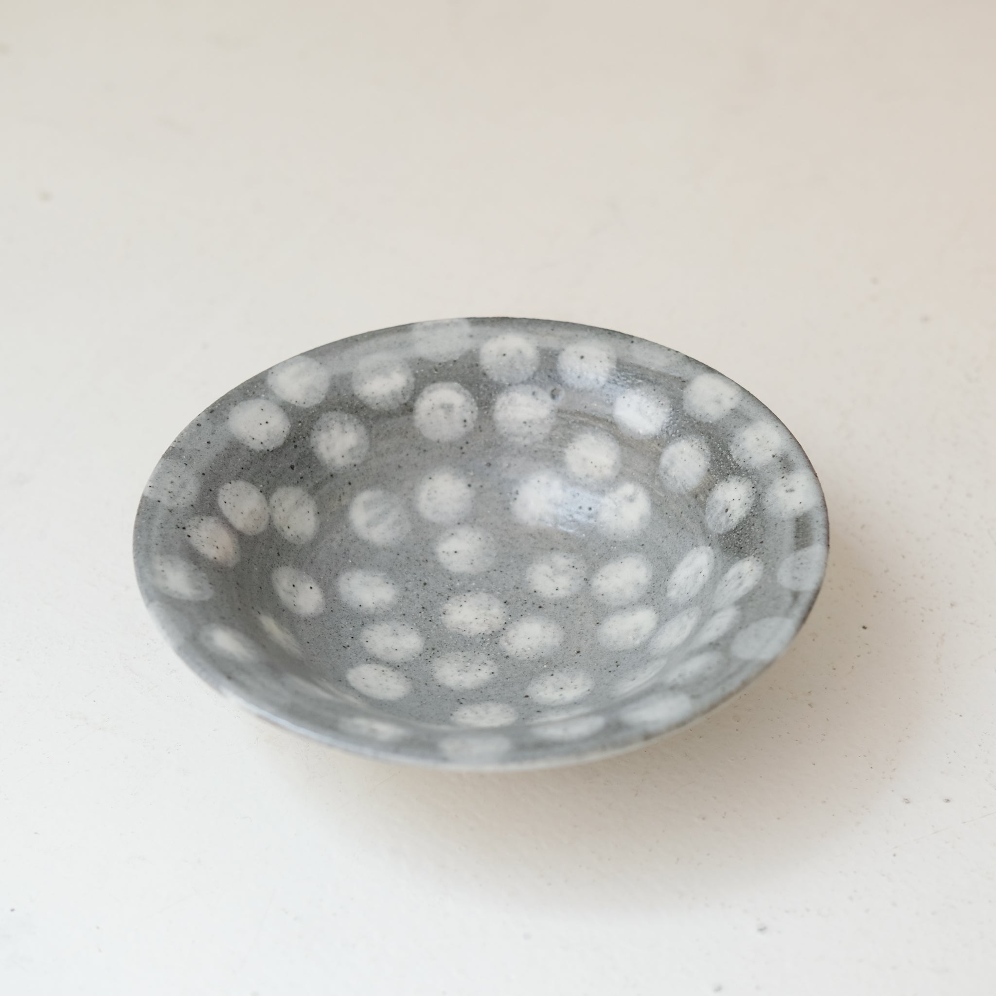 Assiette creuse en grès D 19,5cm - pois de Lisa Streich chez Brutal Ceramics