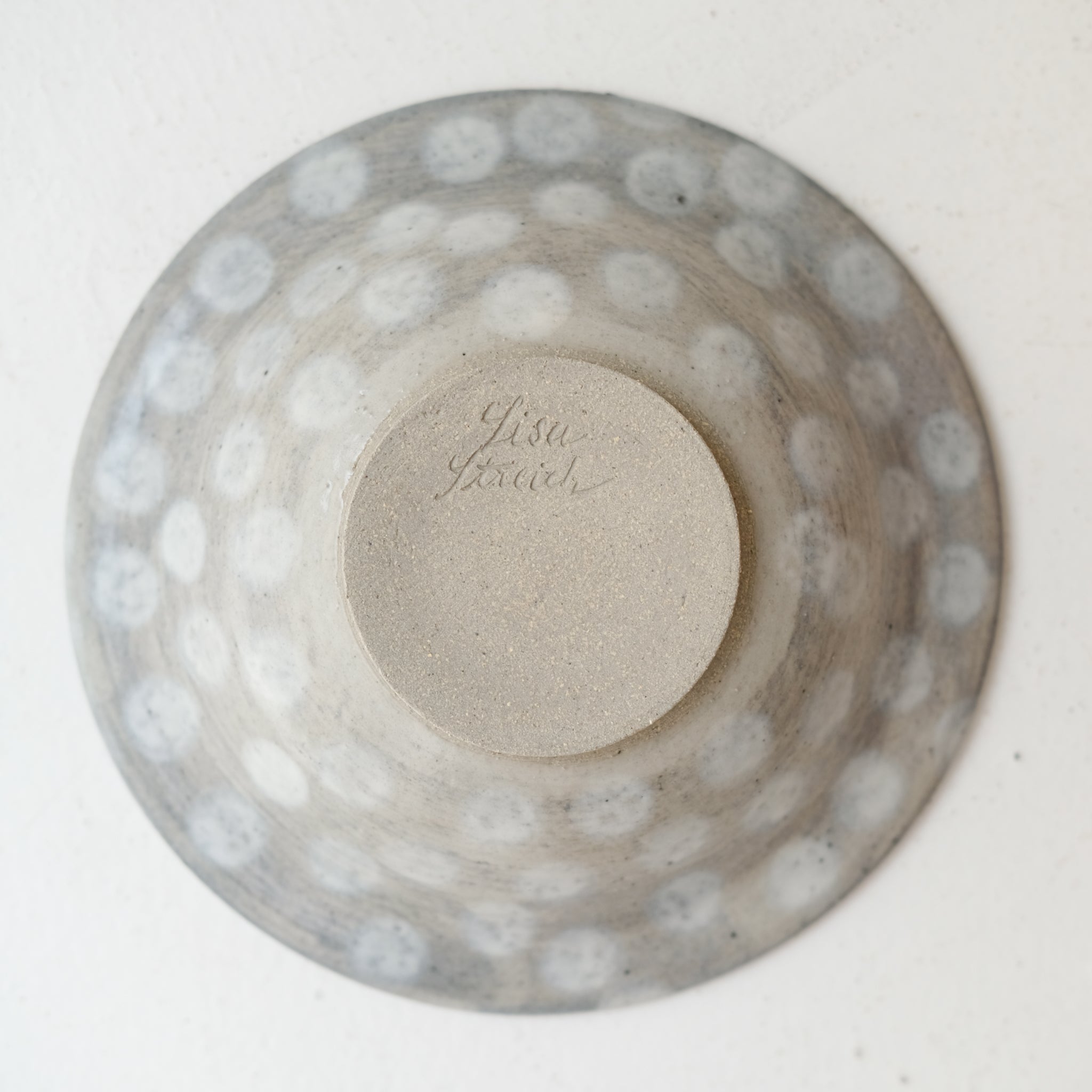 Assiette creuse en grès D 19,5cm - pois de Lisa Streich chez Brutal Ceramics