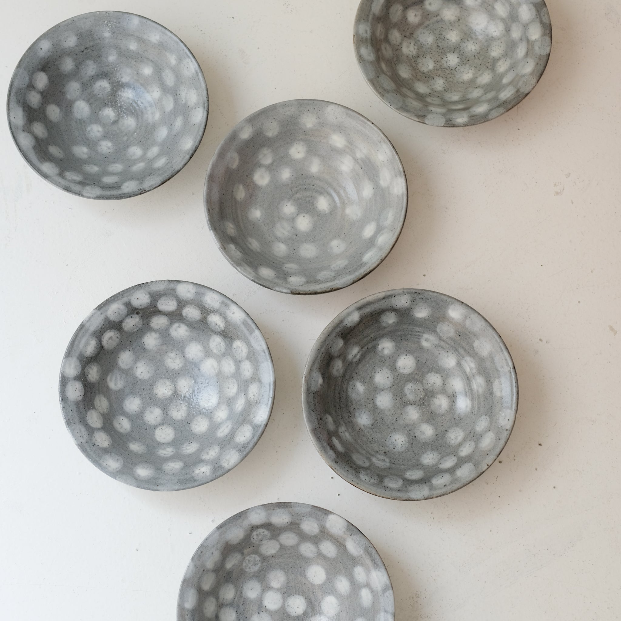 Assiette creuse en grès D 19,5cm - pois de Lisa Streich chez Brutal Ceramics