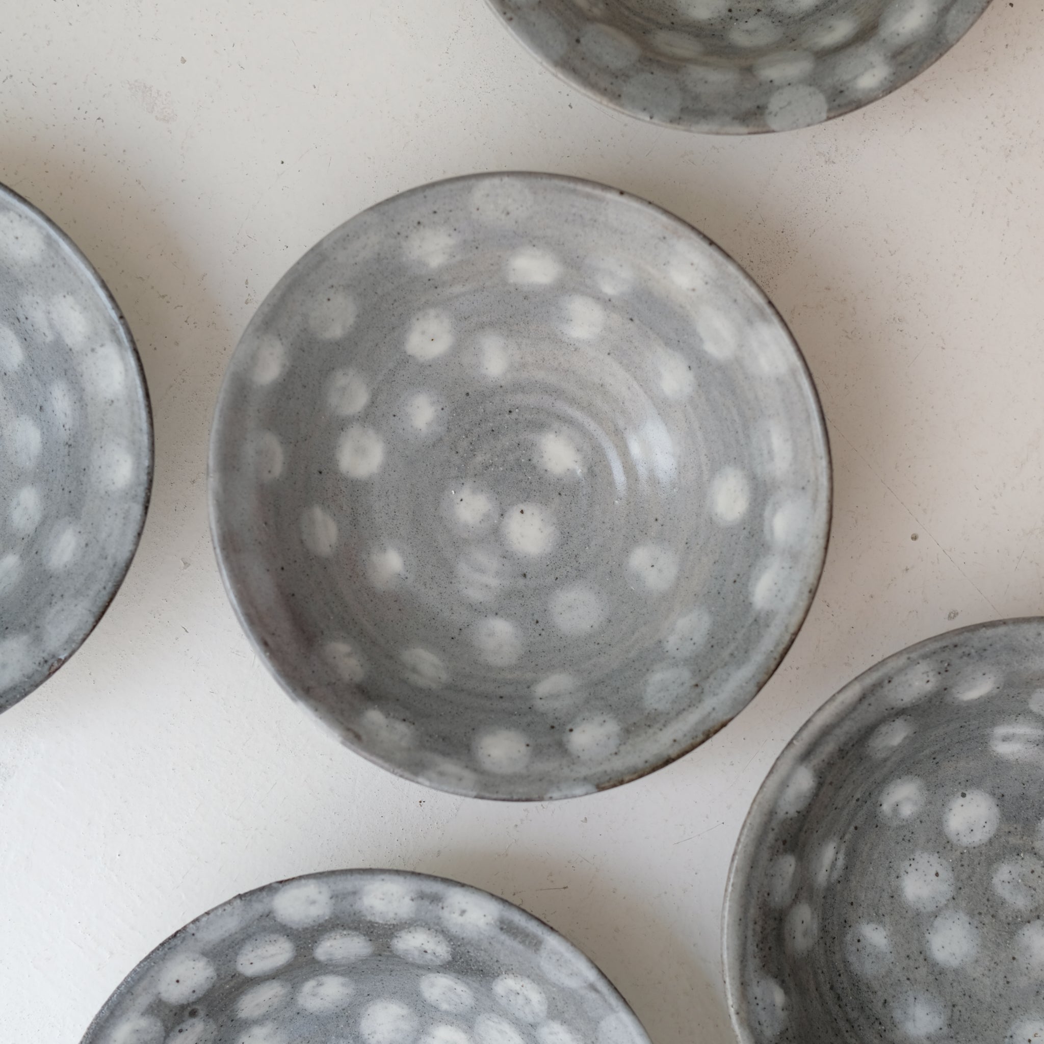 Assiette creuse en grès D 19,5cm - pois de Lisa Streich chez Brutal Ceramics