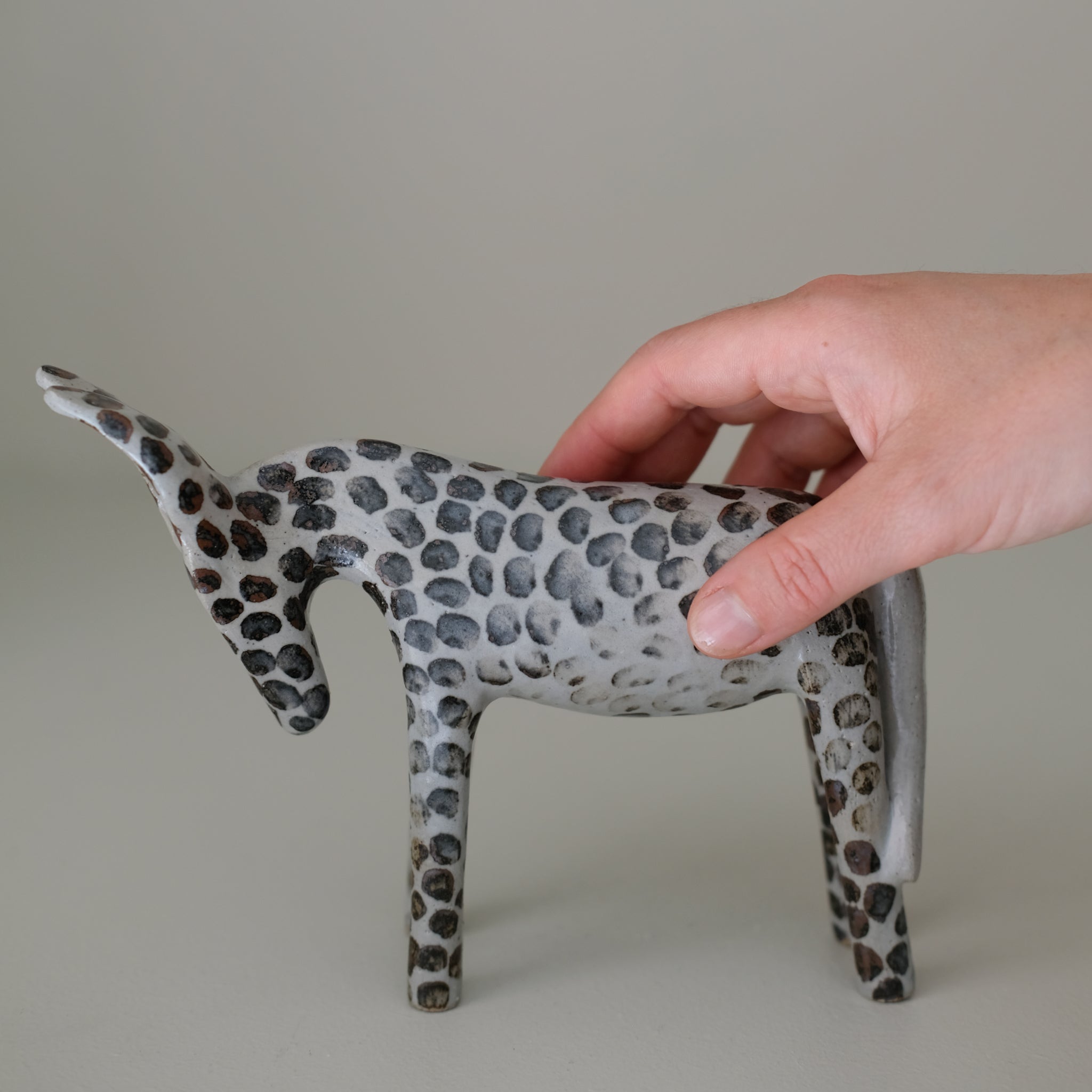 Ane en grès H 14cm - blanc et pois brun de Lisa Streich chez Brutal Ceramics