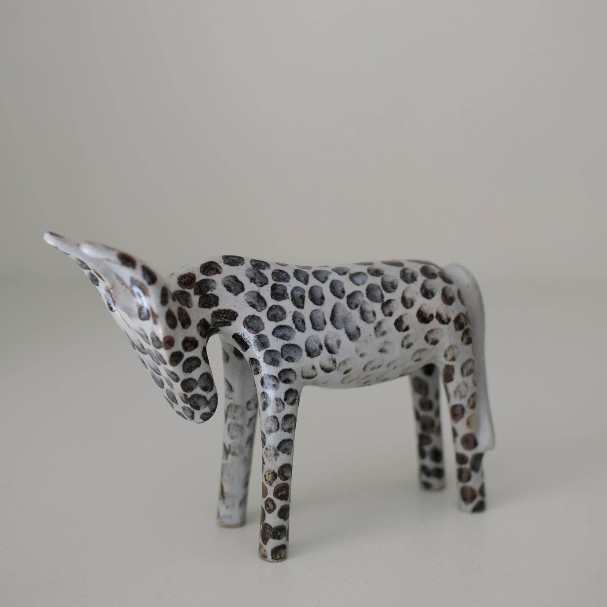 Ane en grès H 14cm - blanc et pois brun de Lisa Streich chez Brutal Ceramics
