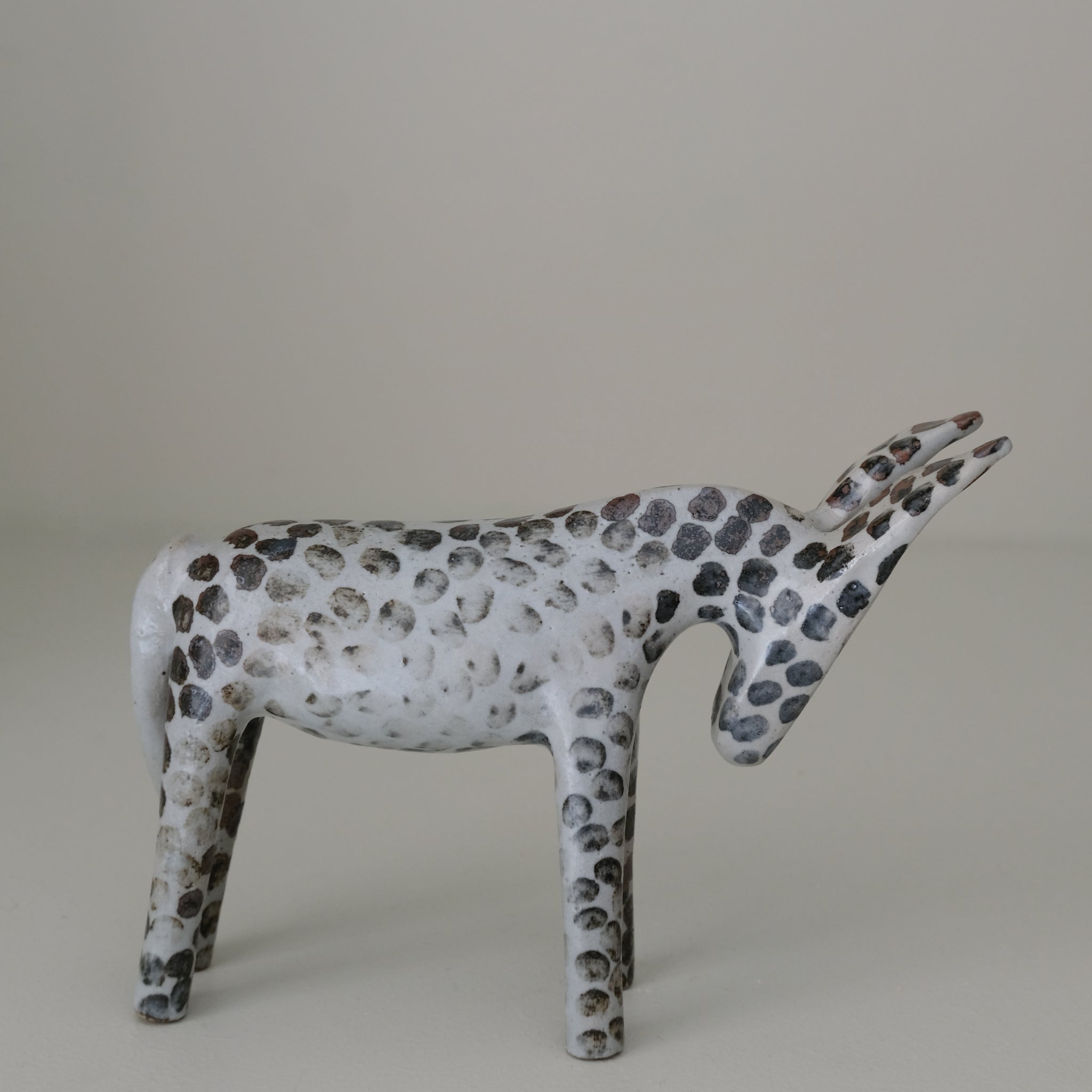 Ane en grès H 14cm - blanc et pois brun de Lisa Streich chez Brutal Ceramics