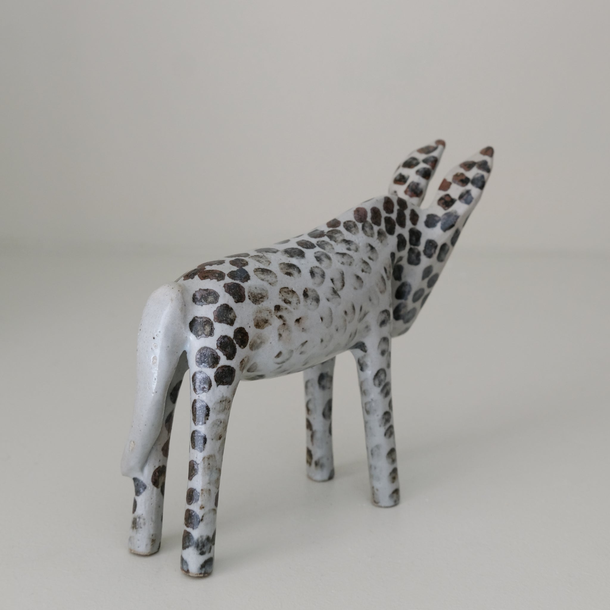 Ane en grès H 14cm - blanc et pois brun de Lisa Streich chez Brutal Ceramics