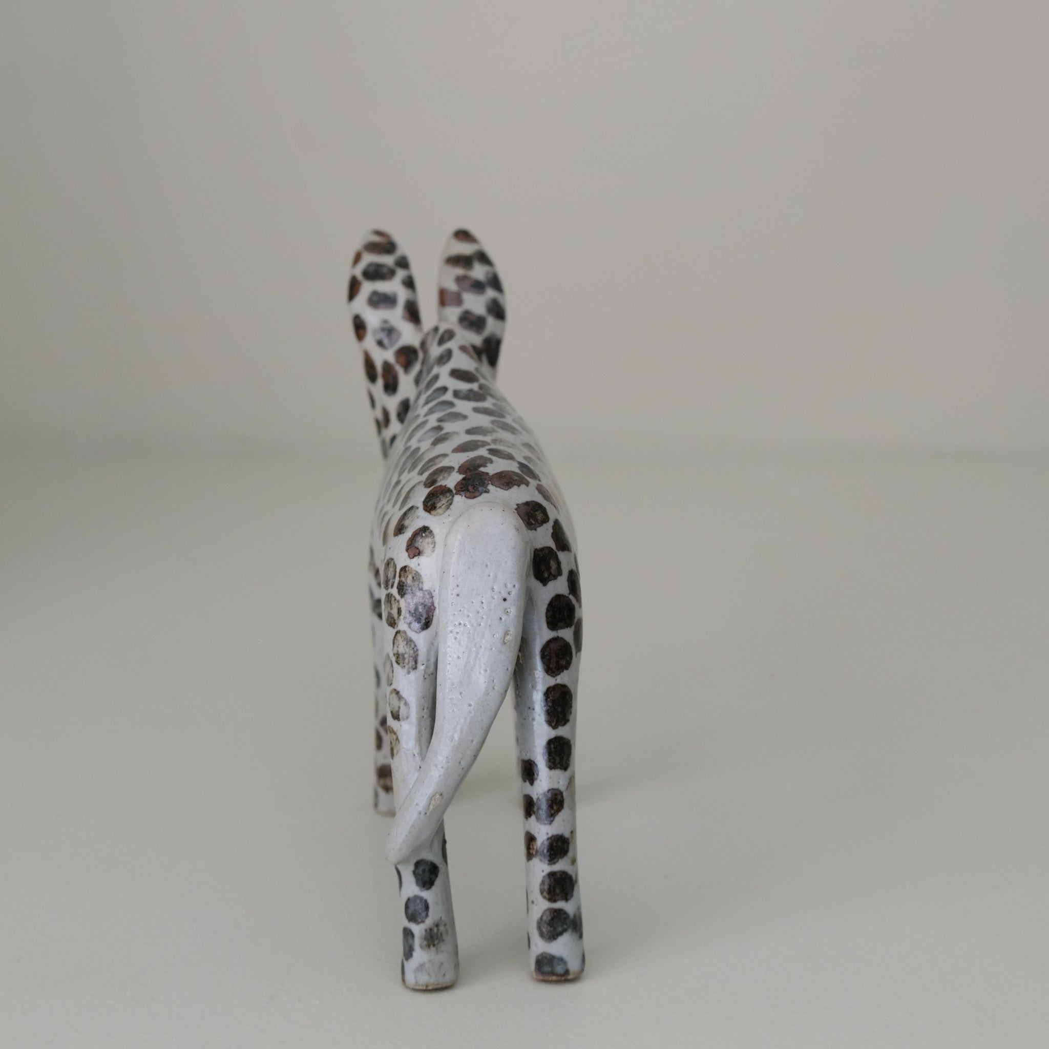 Ane en grès H 14cm - blanc et pois brun de Lisa Streich chez Brutal Ceramics