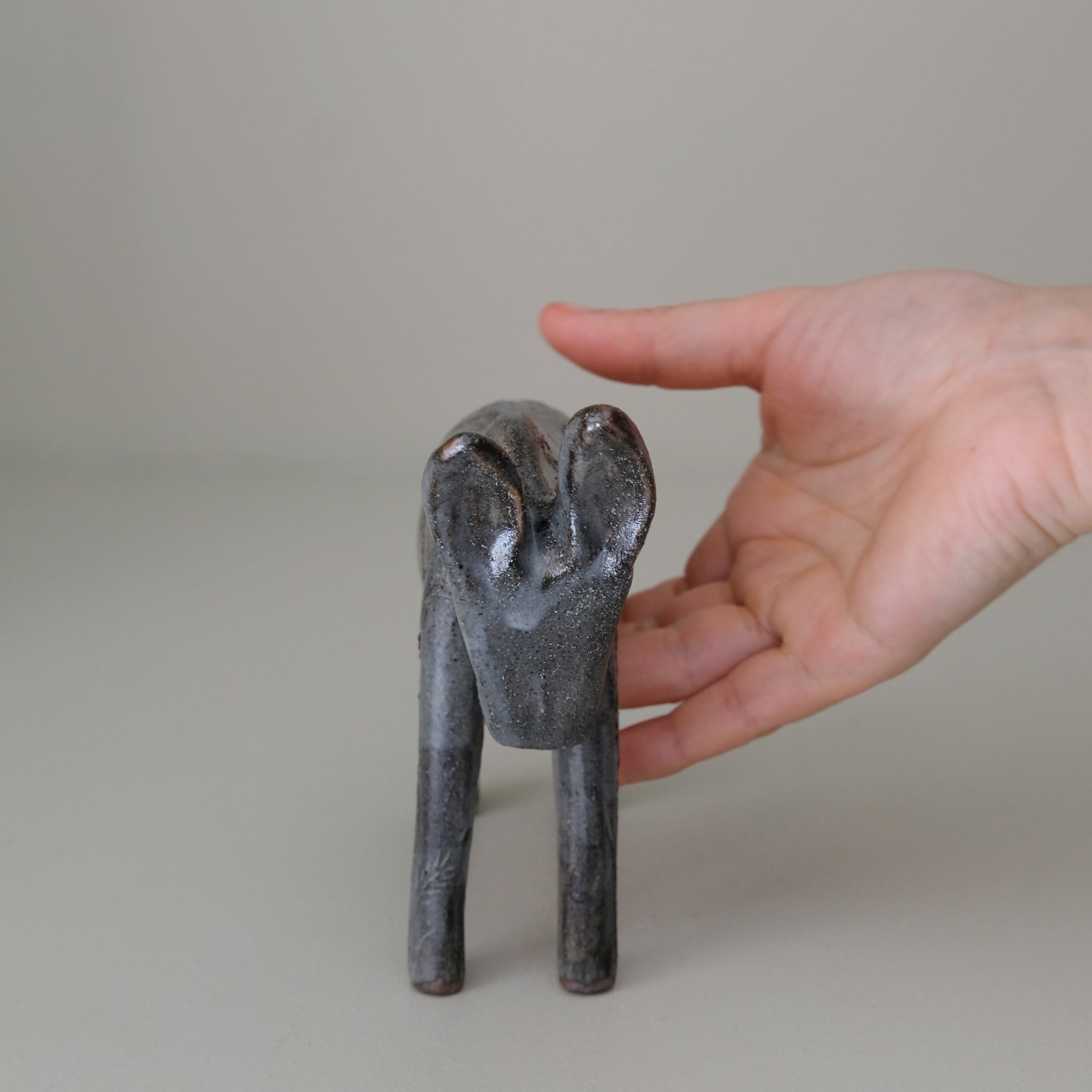 Ane "épi de blé" en grès H 14cm - gris bleu de Lisa Streich chez Brutal Ceramics