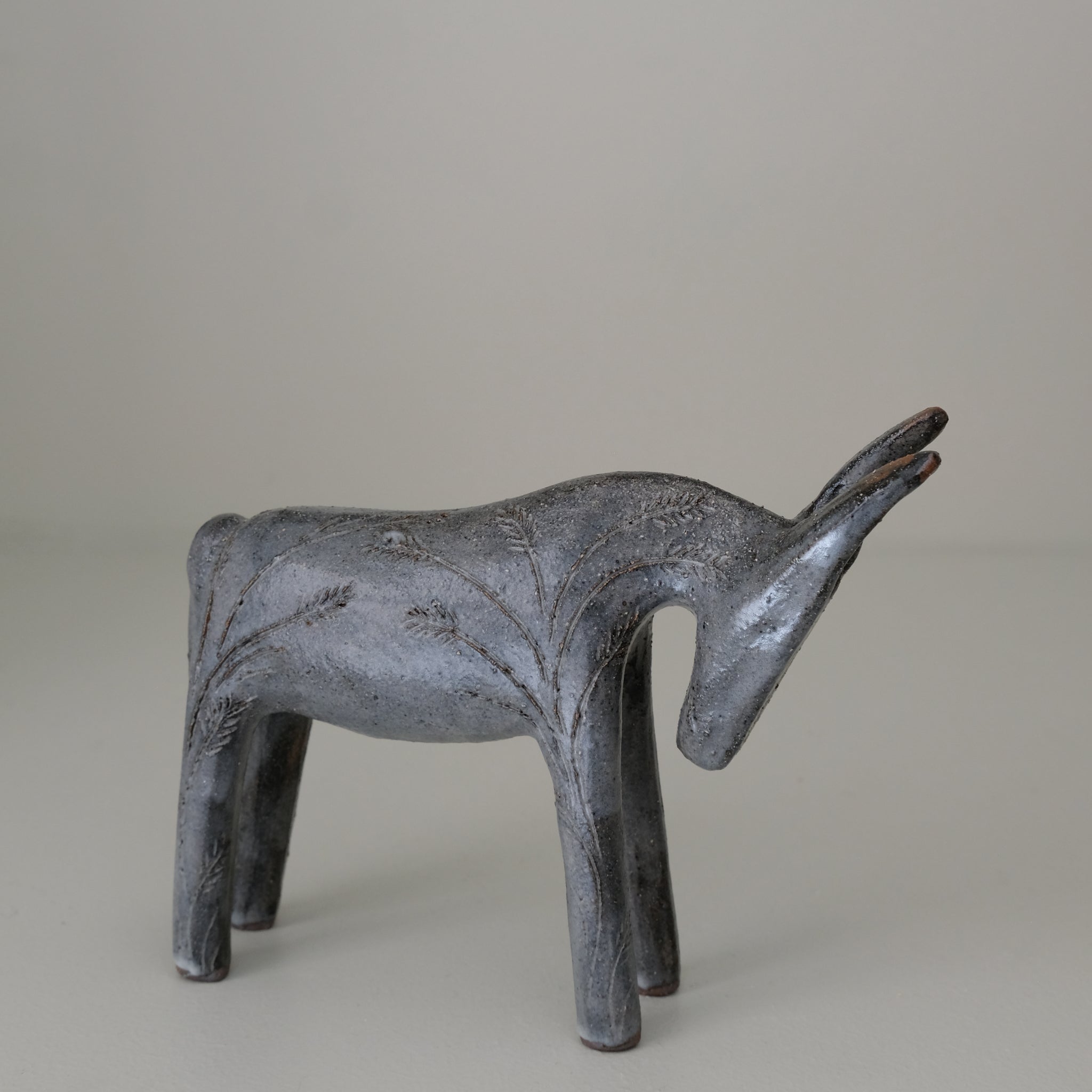 Ane "épi de blé" en grès H 14cm - gris bleu de Lisa Streich chez Brutal Ceramics