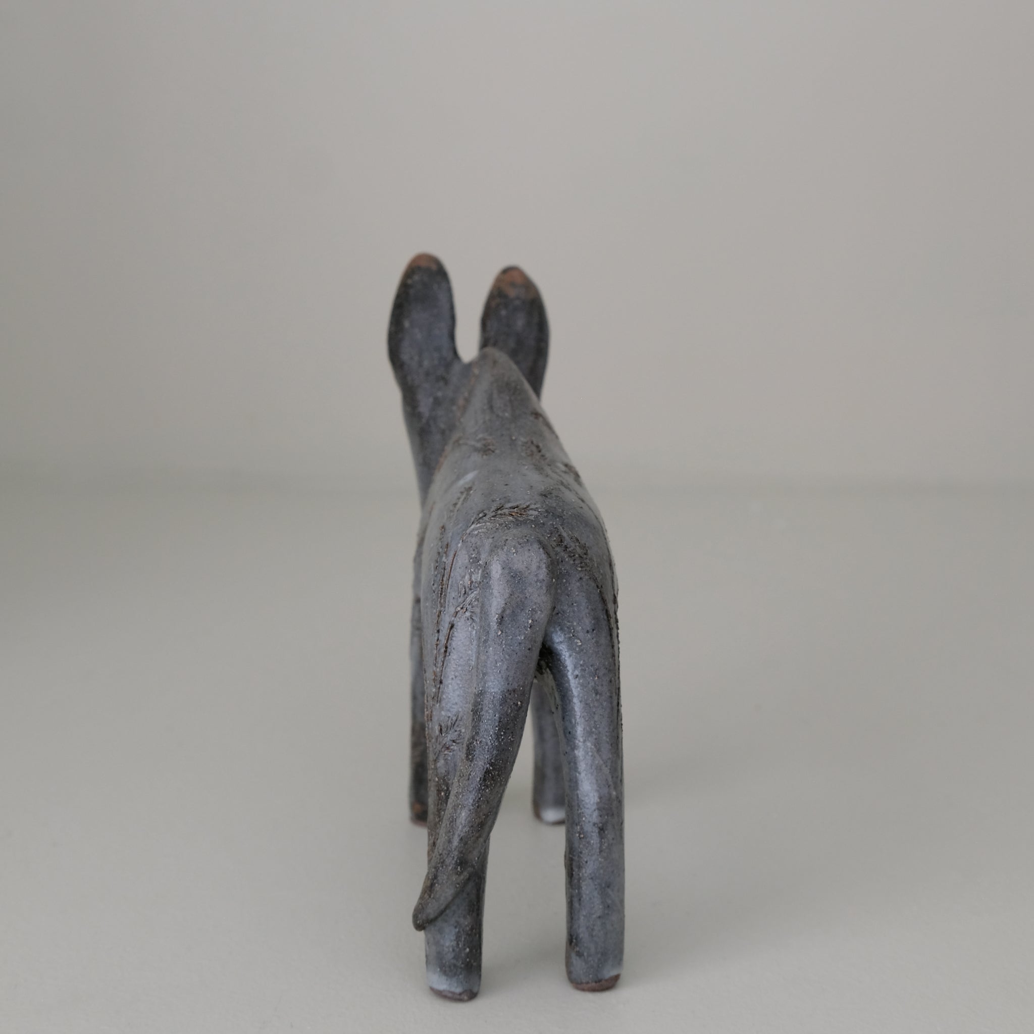Ane "épi de blé" en grès H 14cm - gris bleu de Lisa Streich chez Brutal Ceramics