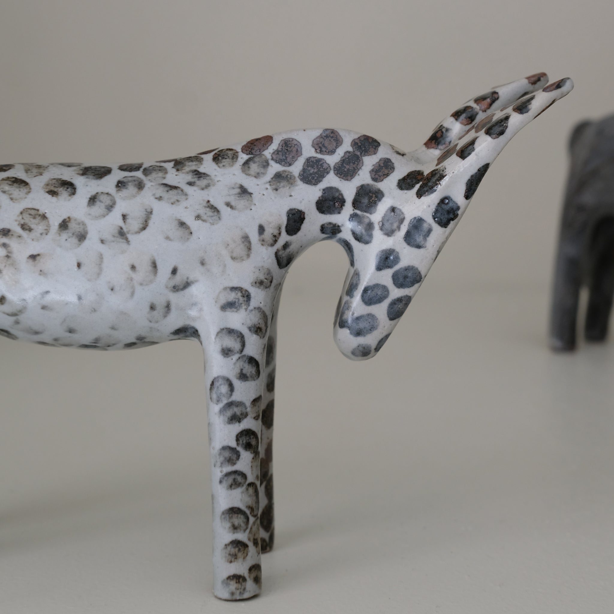 Ane en grès H 14cm - blanc et pois brun de Lisa Streich chez Brutal Ceramics