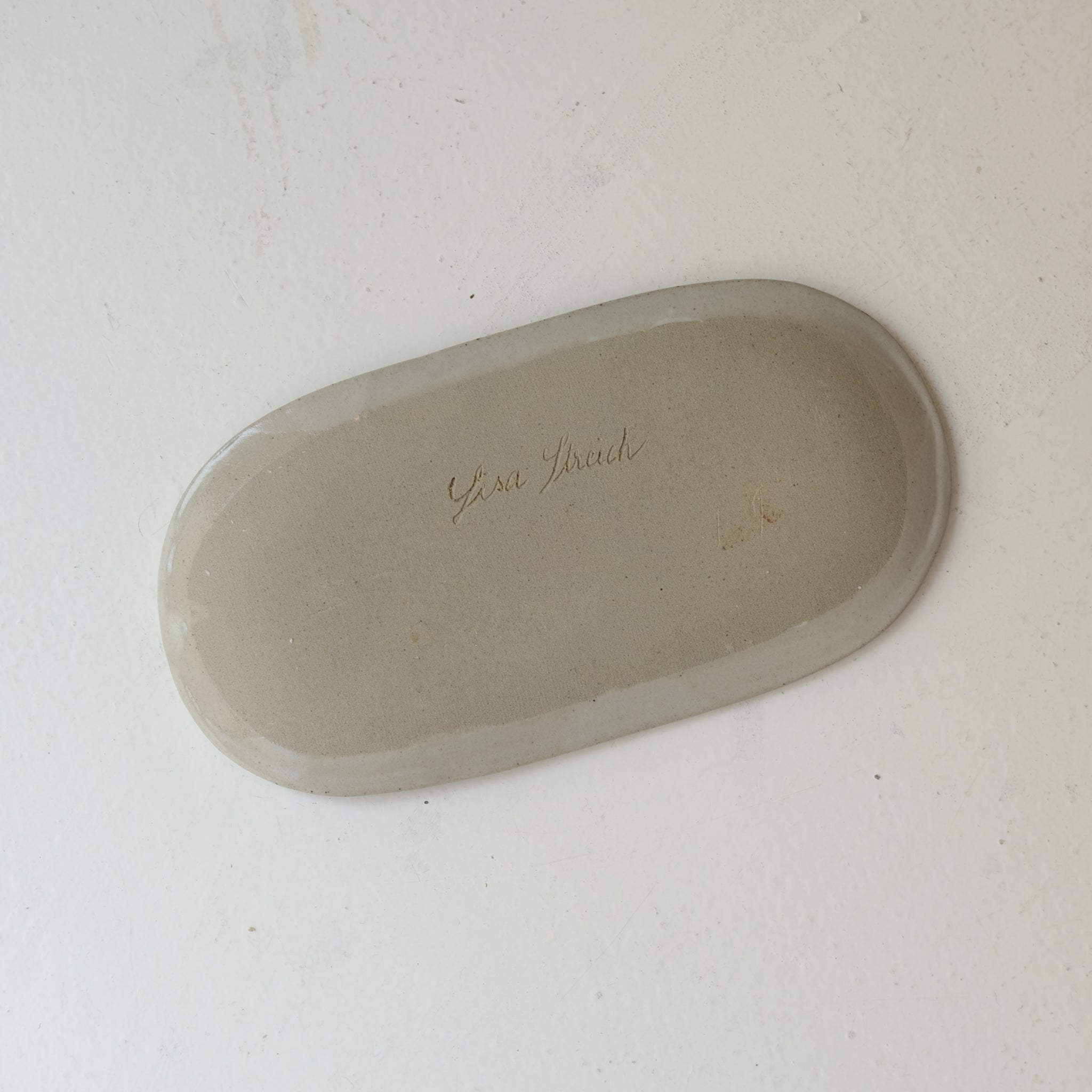 Plat oval "épi de blé" en grès L 23cm - gris clair de Lisa Streich chez Brutal Ceramics