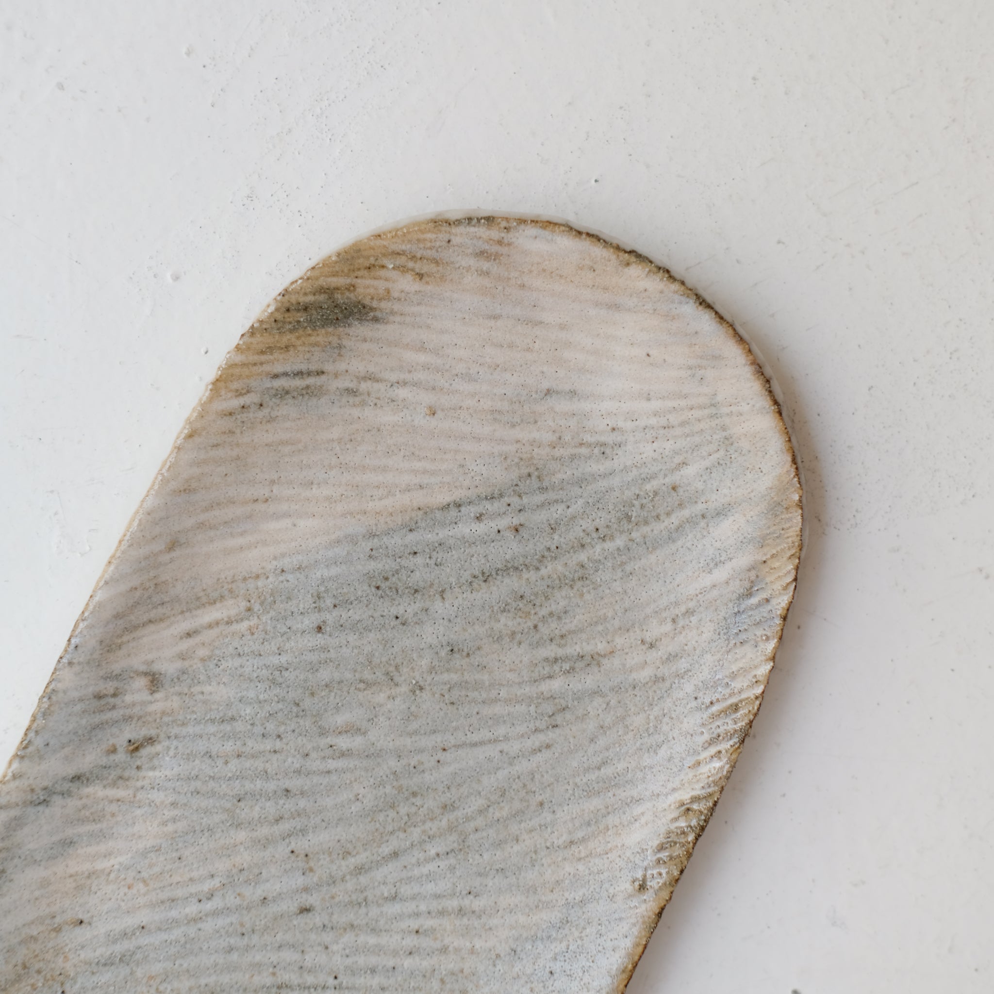 Plat oval en grès L 22cm - blanc gris de Lisa Streich chez Brutal Ceramics