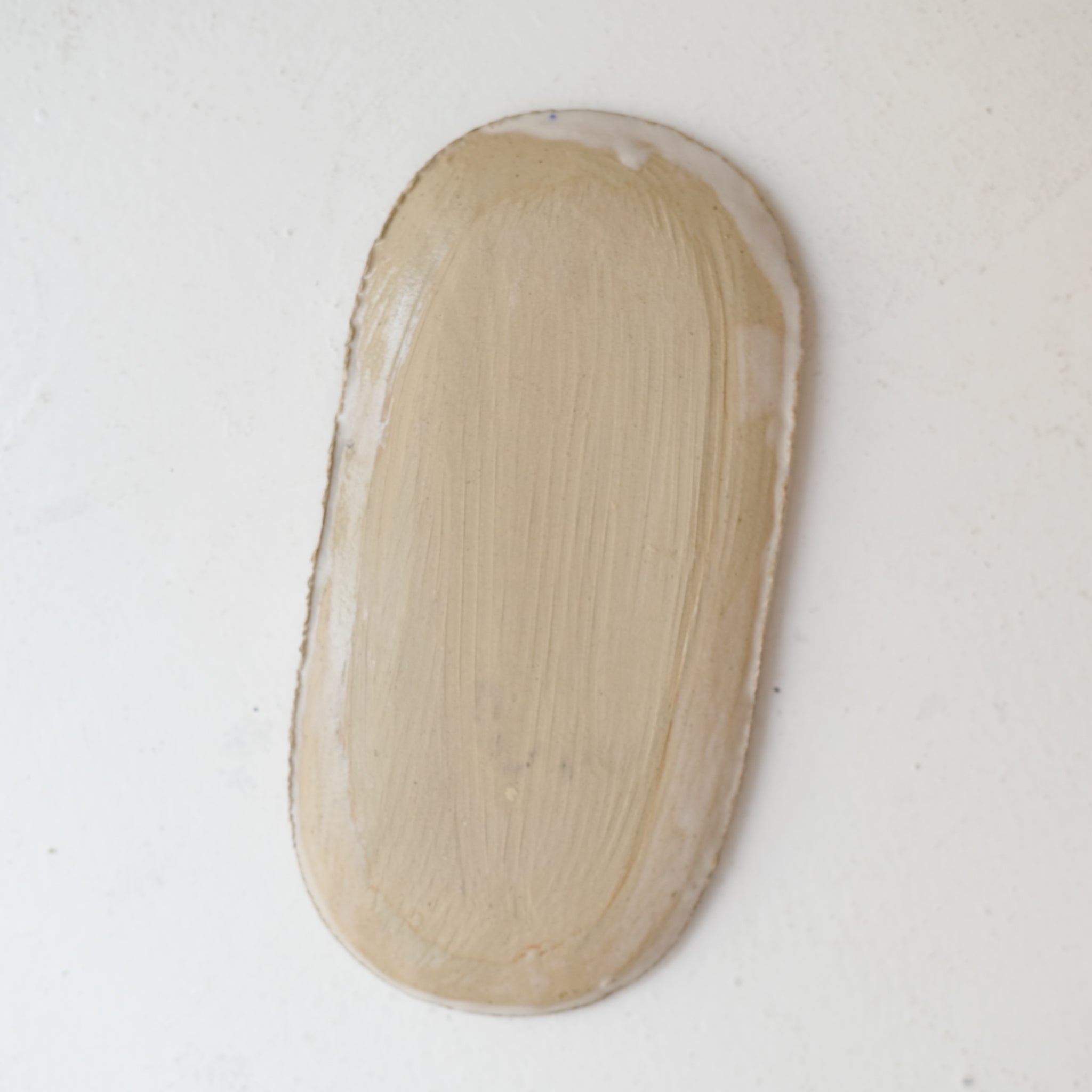 Plat oval en grès L 22cm - blanc gris de Lisa Streich chez Brutal Ceramics