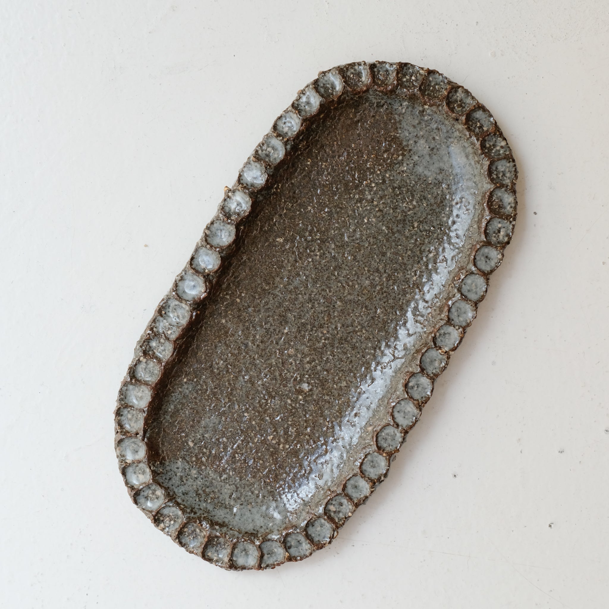 Plat oval en grès chamotté L 25cm - brun gris de Lisa Streich chez Brutal Ceramics