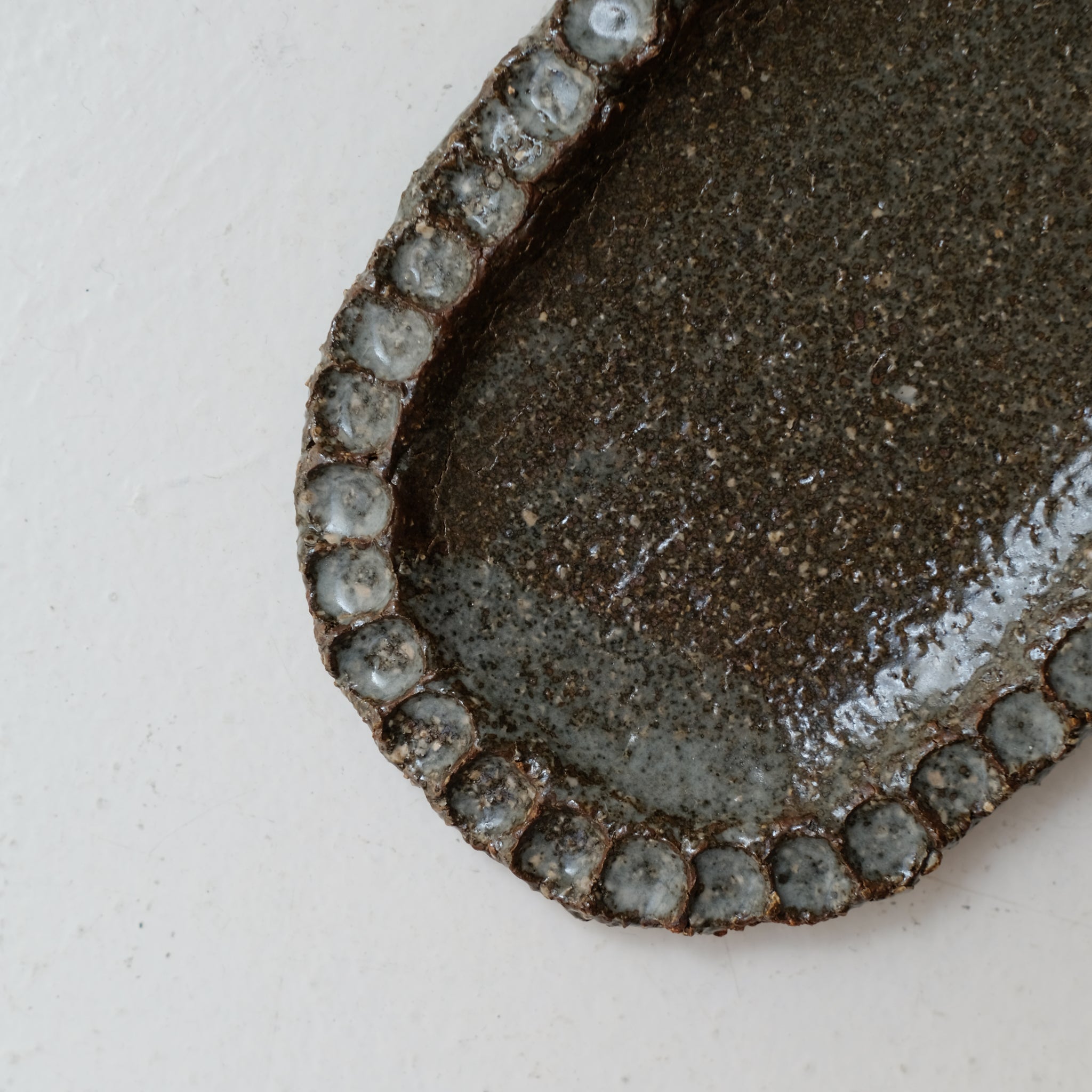 Plat oval en grès chamotté L 25cm - brun gris de Lisa Streich chez Brutal Ceramics