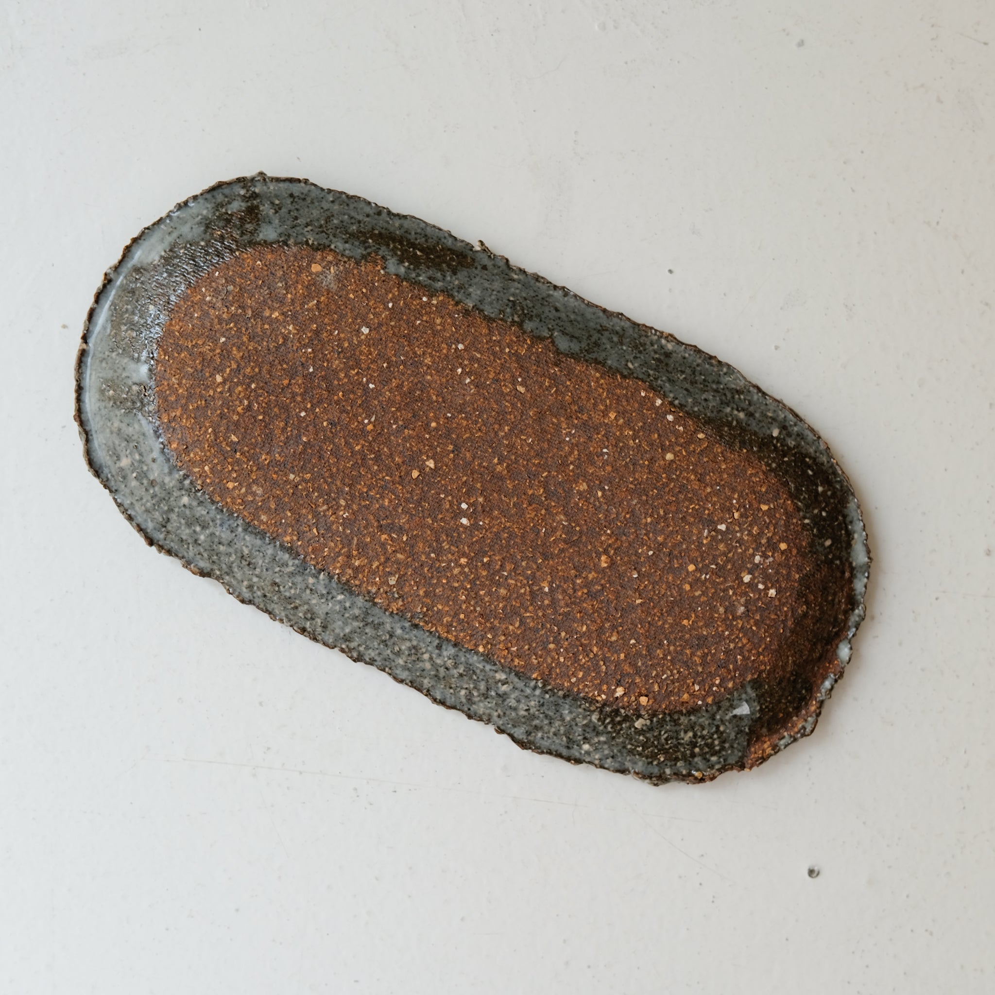 Plat oval en grès chamotté L 25cm - brun gris de Lisa Streich chez Brutal Ceramics