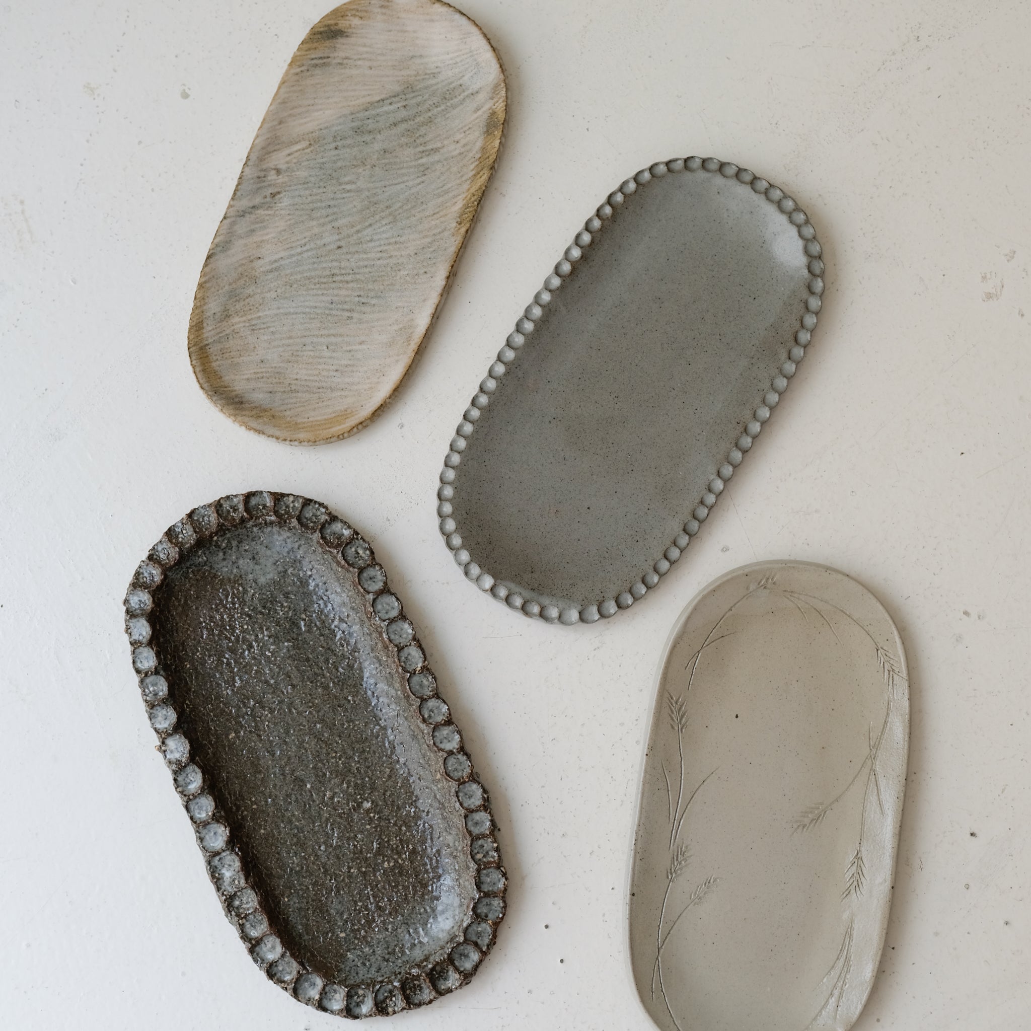 Plat oval en grès chamotté L 25cm - brun gris de Lisa Streich chez Brutal Ceramics