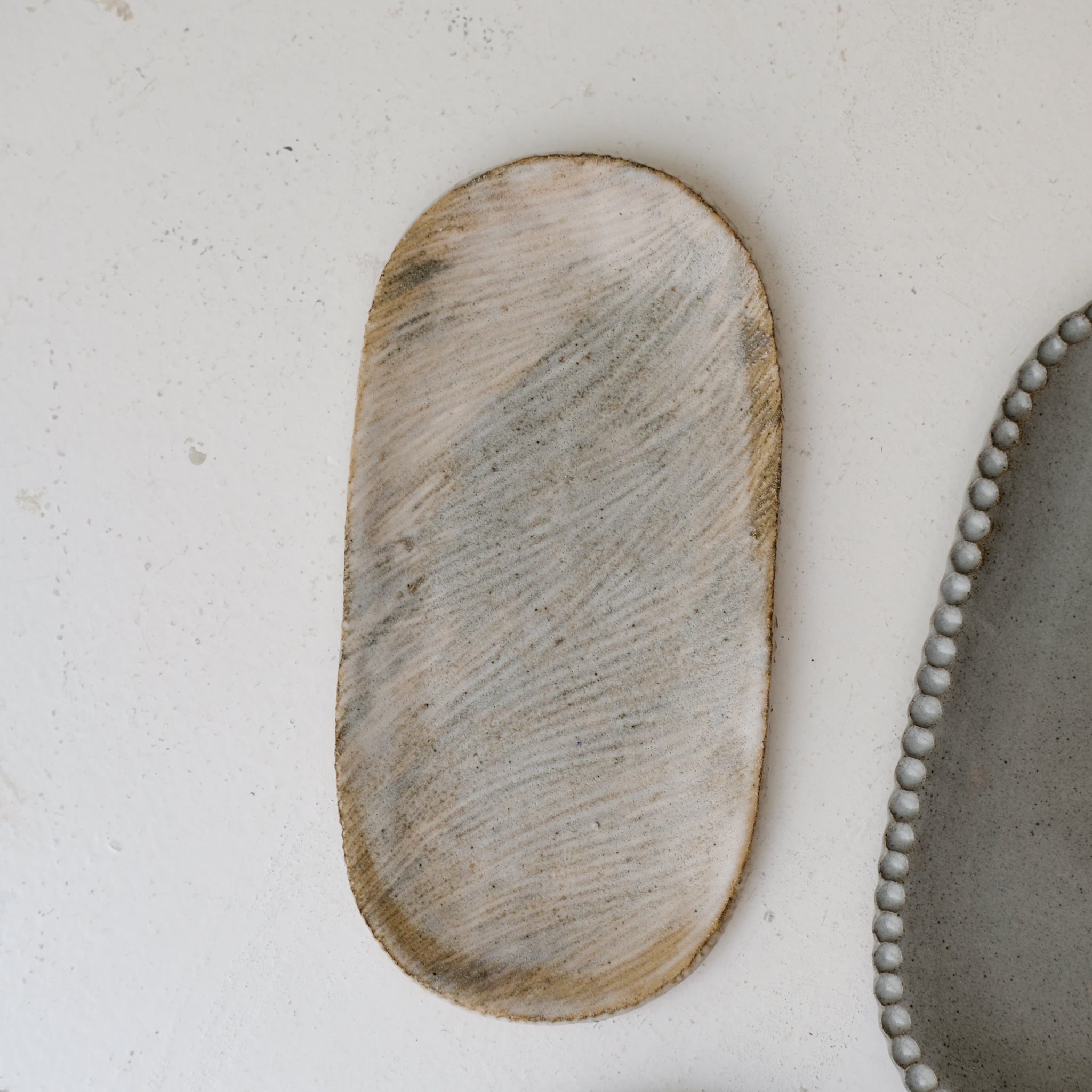 Plat oval en grès L 22cm - blanc gris de Lisa Streich chez Brutal Ceramics