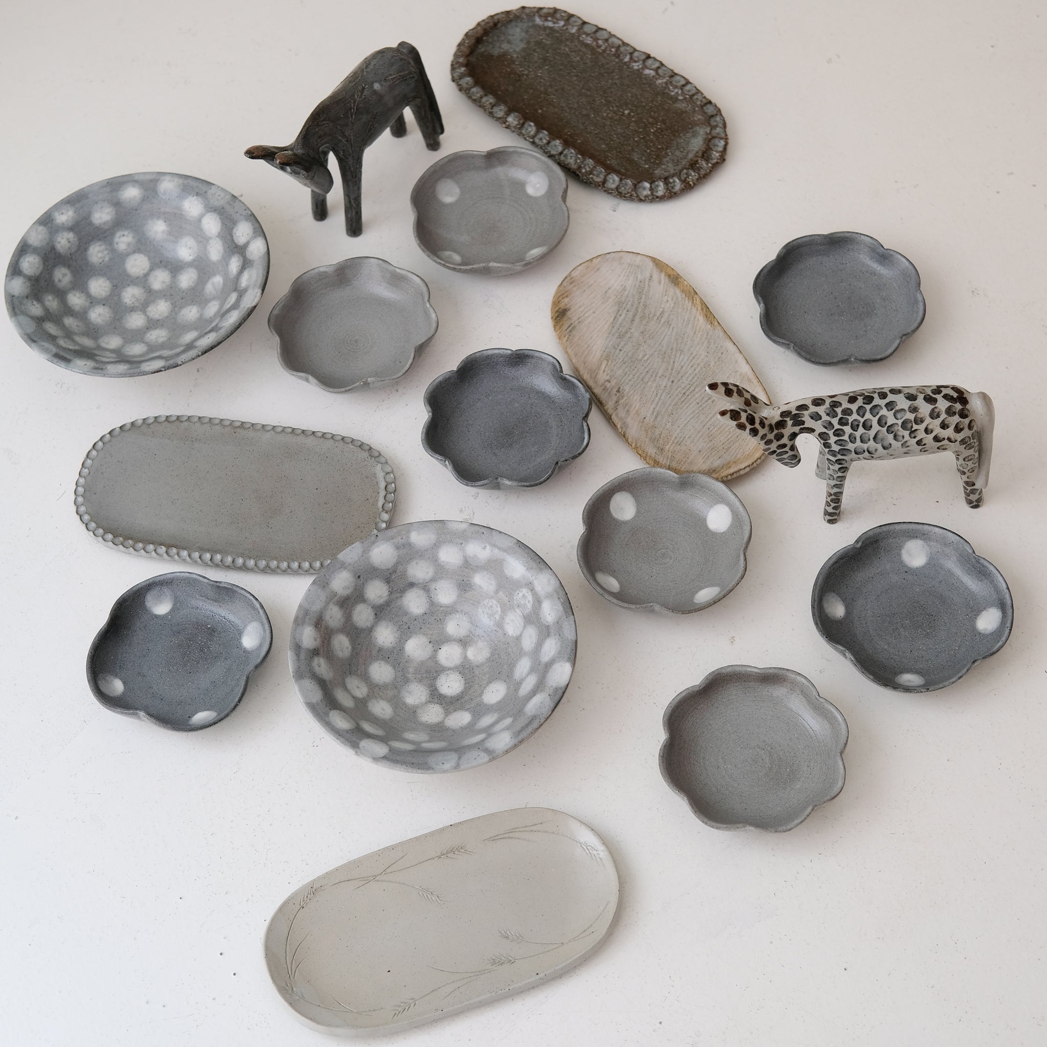 Assiette creuse en grès D 19,5cm - pois de Lisa Streich chez Brutal Ceramics